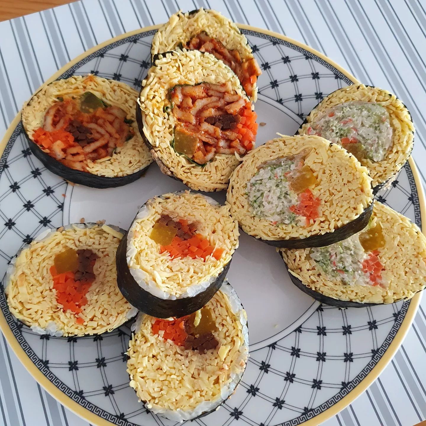 .
/
#협찬
.
탄수화물대신 단백질을 많이 섭취할 수 있는 김밥이 있다는 사실?!
키토김밥으로 포만감도 넘치고
계란이 주를 이루어서 부드러운 식감이라
정말 맛있게 먹고 있는
동글동글김란이에요.
.
저는 동글기본, 계란폭탄매운어묵, 계란폭탄샐러드를 먹어보았습니다!
'동글'은 밥이 조금 들어가 있고
'계란폭탄'은 밥이 없는 김밥이에요.
.
김밥 좋아하시는 분들에게
건강 챙기시는 분들에게
너무 추천드리는 동글동글김란입니다!
.
.
👉 매장명 : 동글동글김란
👉 주소 : 경기 평택시 평택3로56번길 1 1층
👉 영업시간 : 10:30 ~ 20:00
.
.
#동글동글김란#우영우김밥#비전동김밥#비전동분식#평택김밥#평택계란김밥#평택김밥집 #키토김밥 #다이어트식단 #평택오늘뭐먹지 #저녁메뉴