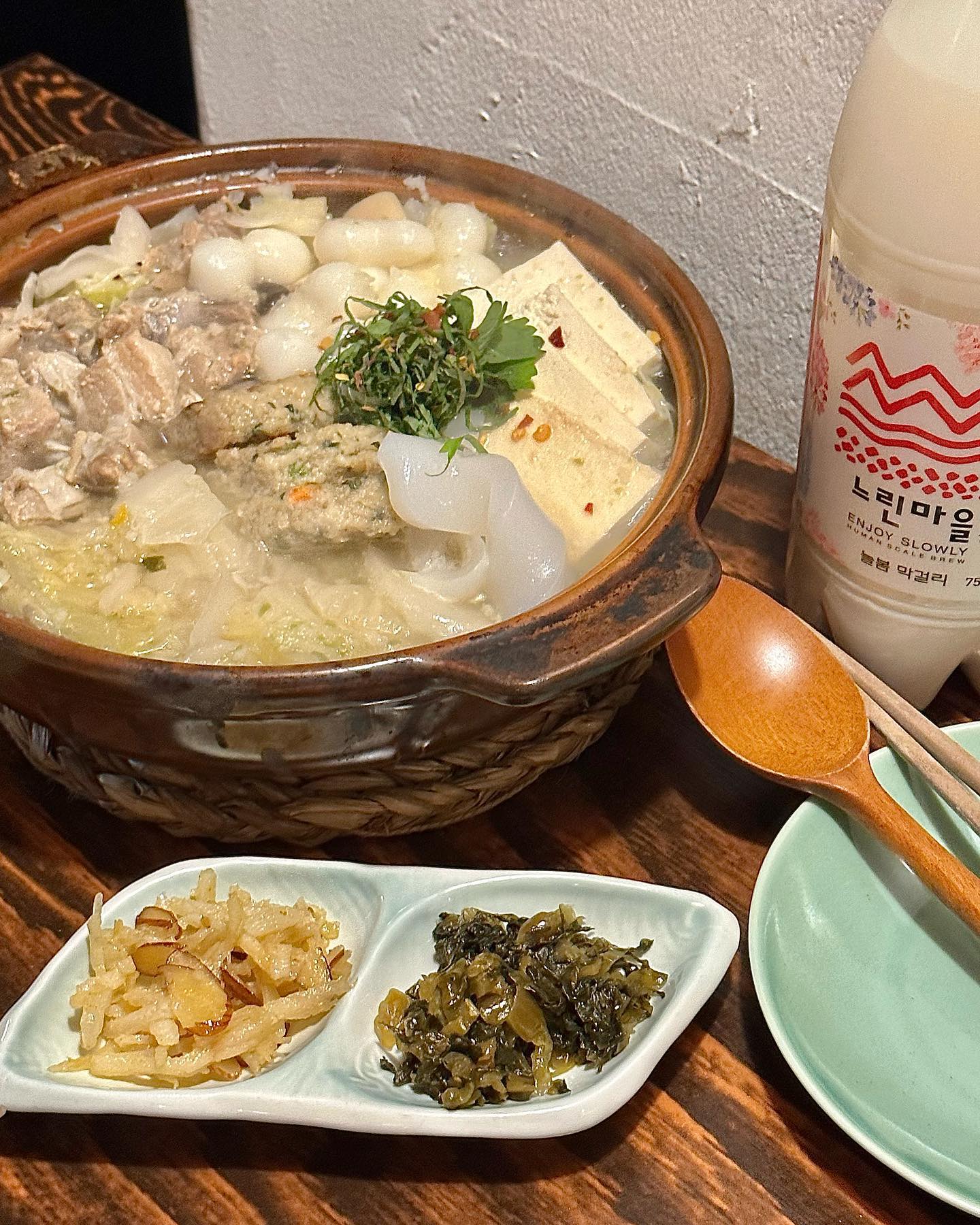 ˗ˋˏ♡ˎˊ˗ #협찬 담소 나누기 좋은 주점

#화담 hwadam7 

#백김치찜 
시그니처 메뉴인 백김치찜!
김치찜이여서 간이 셀 줄 알았는데
오히려 담백하더라구요✨
안에 조랭이떡, 버섯, 삼겹살이
알차게 들어가 있고
같이 나오는 소스랑 먹으면 새큼해요🫧

#모둠회 
엄청 예쁘게 나오는 모둠회🐠🐟
회는 믿먹이라서 말모말모

#느린마을막걸리 
세상에•• 이렇게 맛있는 막걸리
처음 먹어봤어요🥹
고소하고 백김치찜이랑 너무 잘 어울렸던-!

술 종류가 다양해서 좋았던 한식주점🍶

#연남동화담#연남동#연남동술집
#한식주점#술집#근처술집#홍대술집
#소개팅#데이트#연남동맛집#분위기좋은
#한식#전통주#연트럴파크
#연남맛집#연남술집#테라스