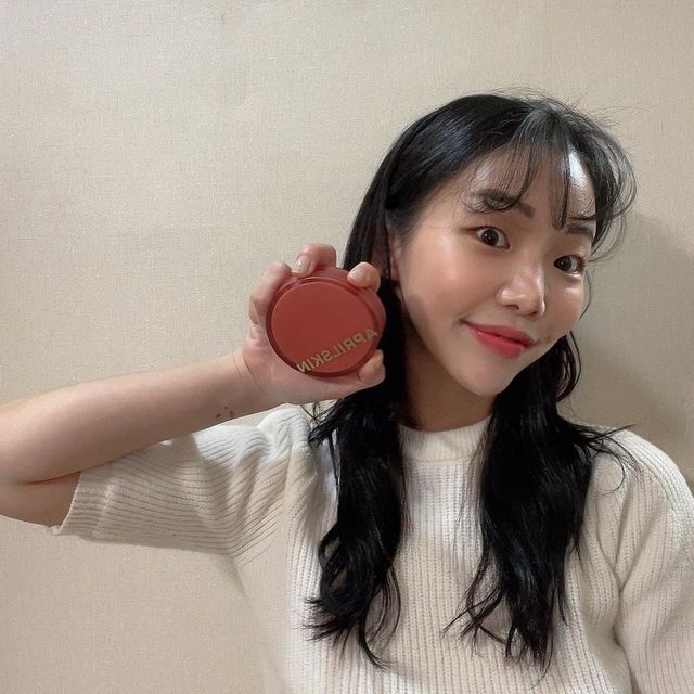 지수 on Instagram: "#광고 #히어로쿠션 술 먹은 다음날에도 피부광 절대 지켜 😉✨ 최근 접한 쿠션 중 커버력은 단연 1등 👍🏻 에어홀 퍼프라 얇은 피부 표현에 피부 밀찰력은 말해 뭐해요 🤭