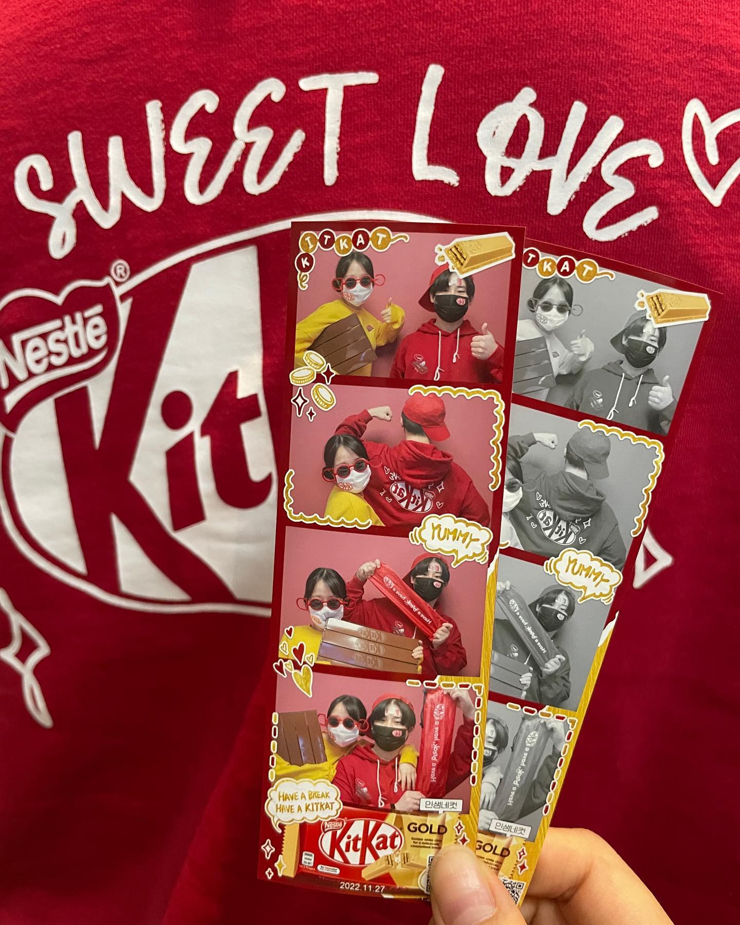 KITKAT X 인생네컷📷

‘킷캣에 미친넘들‘ 컨셉으로 인생네컷 찍기🍫

1) 남편에게 '킷캣 후드티'를 입히고
2) 깔맞춤으로 빨간 캡모자도 씌운다.
3) 나는 ‘GOLD’를 표현하는 노란 맨투맨을 입고
4) 대.왕.킷.캣으로  보이는 '킷캣 롤테이블'을 들어준다.
5) 마지막으로 깨방정을 떨어주면 완성✨

(근데 신나서 좌우반전 깜빡했음😂,, 아쉽,,,)

#그래도 #주세요 #킷캣골드위시티켓 #🤲🏻