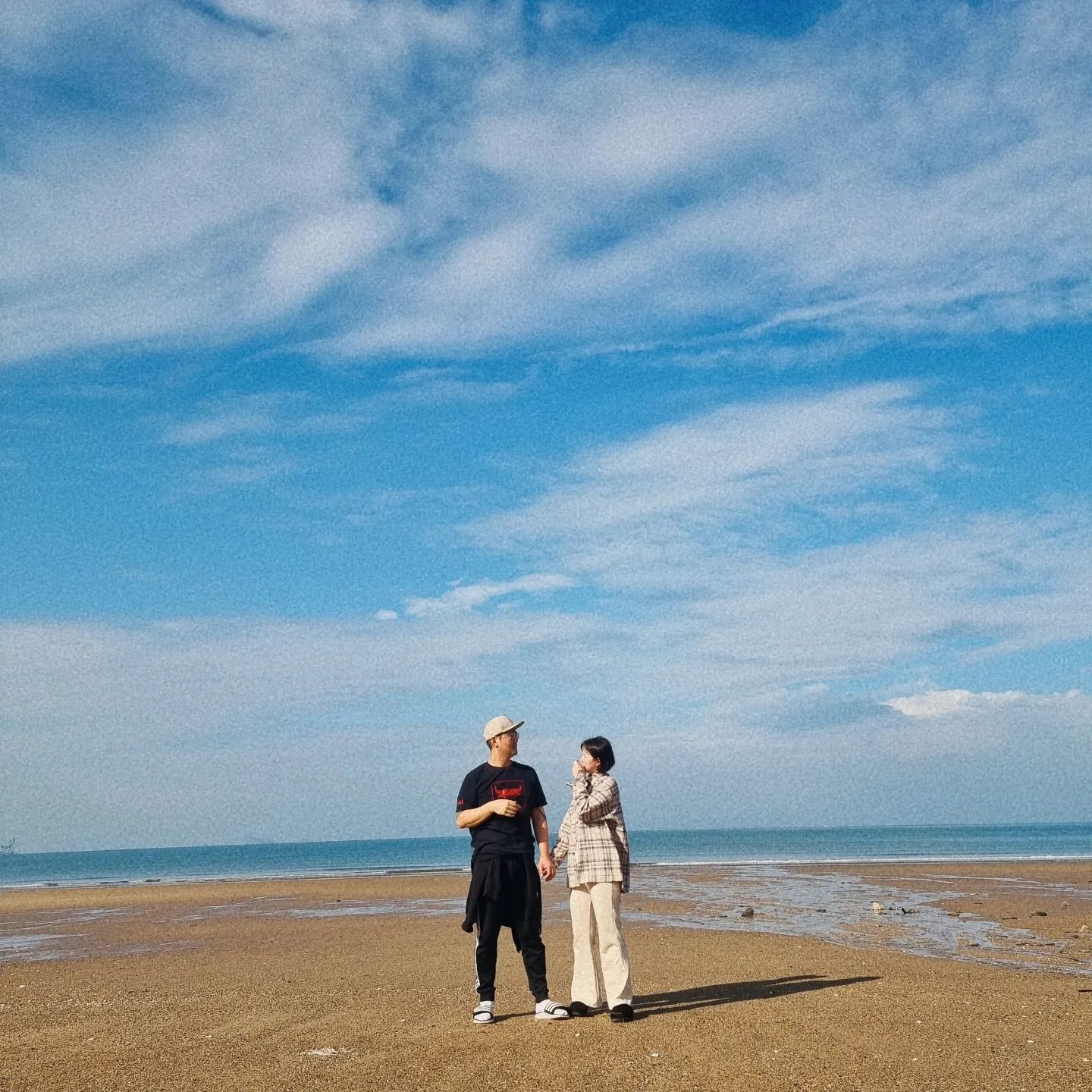 ⠀⠀⠀⠀⠀
⠀⠀⠀⠀⠀
🌁💙

지난 사목공원캠핑장

둘다 게으름뱅이러 
캠장 간 이후로 처음으로
아침산책 해봤어요👫

이렇게 사람 없는 
바닷가는 처음!
날씨요정님까지 도와줘서
완전 퍼펙트했던 아침🌞
⠀⠀⠀⠀
⠀⠀⠀⠀⠀⠀