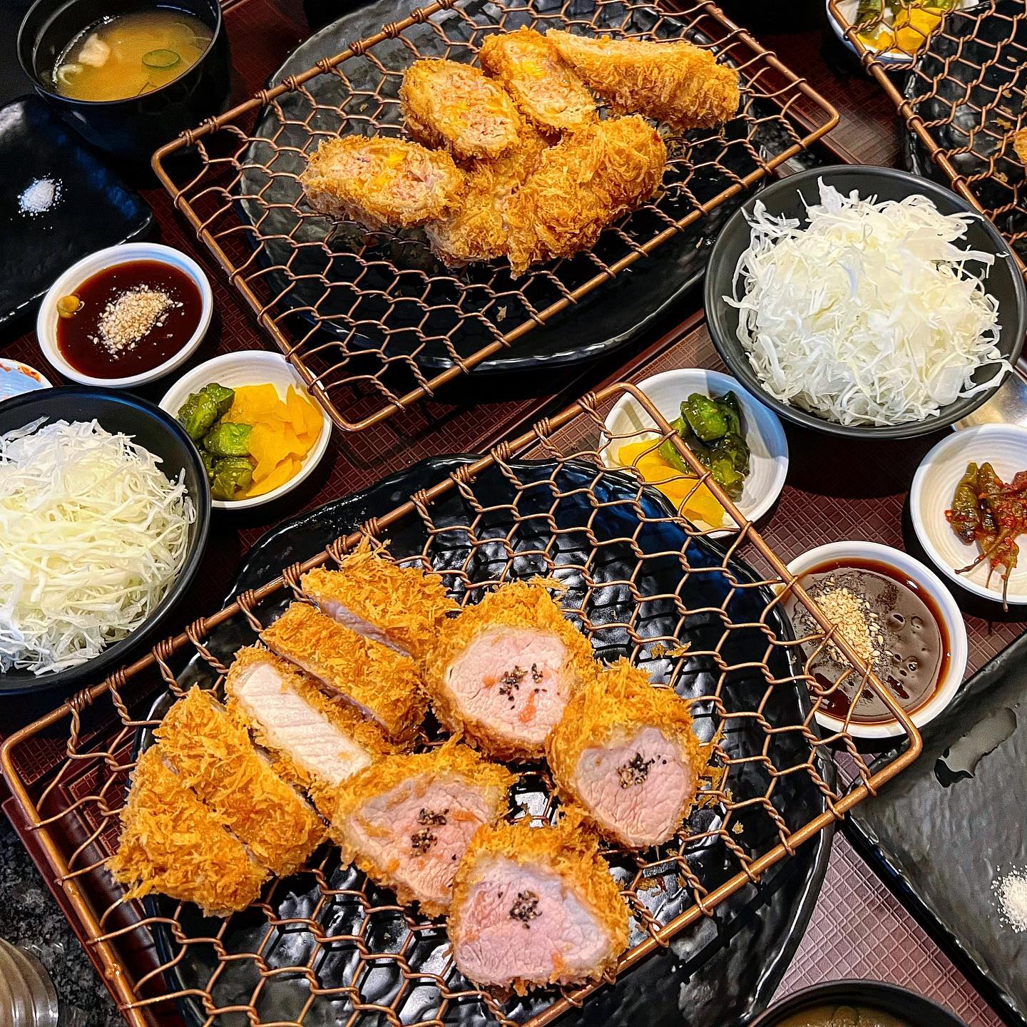 #협찬 홍대 정돈🍖
.
수요미식회에서 극찬한 프리미엄 돈카츠집 정돈🍽️
유명한 집인건 알고있었는데 5시 브레이크타임 끝나기전에
방문했음에도 이미 웨이팅이 4팀이 있을정도였음
정돈은 요즘 유행하는 등심, 안심 모양의 돈까스를 처음 한국에서
시작해 대중화 시킨 업체라고해서 등심+안심 돈카츠 주문하고 추가로 치킨카츠, 멘치카츠 주문함📝

등심+안심카츠는 적당하게 튀겨져 겉바속촉 그 자체였고
치킨카츠는 닭가슴살로 만들어졌다고했지만
닭가슴살같지않게 엄청 부드럽고 촉촉해서 놀랐다🙊
그리고 치킨카츠에만 와사비소스가 나오는데
이 소스가 느끼한 맛을 싹 잡아줌👍
마지막으로 멘치카츠는 굉장히 부드러웠고
야채의 감칠맛이 더해져 넘 맛있었다

내 원픽은 안심, 남자친구 원픽은 멘치카츠였음😋
배불러서 카레는 못먹었지만 카레냄새가 너무 좋았어서
다음에 오게되면 카레도 먹어보고싶다🍛
.
.
#홍대돈까스 #상수돈까스 #홍대돈까스맛집 #홍대핫플 #홍대데이트 #상수데이트 #상수핫플