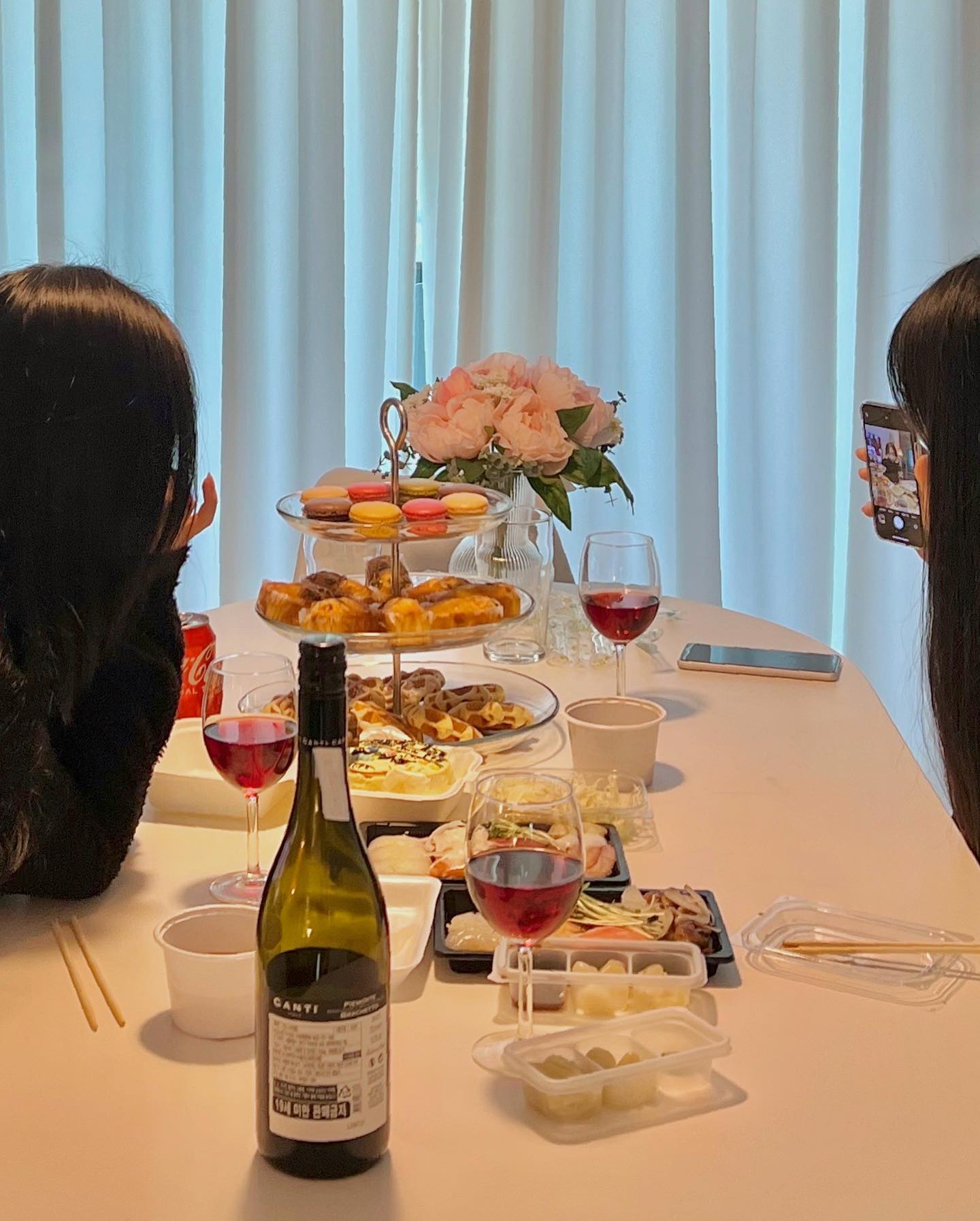 ✨신상오픈✨

안산 공간대여 몰앤몰🫶🏻

연인,단체,가족 모두다 가도 만족할만한 곳❣️

투룸이라 넓고 쾌적하다 🙌🏻

거실은 파티하기 좋게 큰 테이블과 넷플릭스가 가능한 티비가 있고 

발코니에도 테이블이 있어서 
저녁에 분위기 있게 술 마시기 좋다

첫번째 방에는 
여러가지 보드게임이 있어서
재밌게 놀 수 있다
(귀염뽀짝한 방석도 있어요)

두번째 방은 
빔프로젝터가 있어서 
영화관 분위기 가능✌🏻

전체적으로 완전 깔끔하고 
하나하나 설명이 붙어 있어서 
친절한 사장님의 마음을 느낄 수 있다🤍 

친구찬스로 무료이용했지만 
나중에 돈 내고 갈만한 그런 곳..💕

위치: 경기 안산시 상록구 용하공원로 7 402동 401호

가격: 데이 패키지 평일 (11-17시)
70,000원
데이 패키지 주말 (11-17시)
100,000원
나이트 패키지 평일 (19-24시)
100,000원
나이트 패키지 주말 (19-24시)
130,000원
올나이트 패키지 평일 (19시-9시)
130,000원
올나이트 패키지 주말 (19시-9시)
180,000원

~11월 오픈특가 이벤트중~
네이버,여기어때 등등 예약 가능합니다앙☺️

#안산파티룸 #안산브라이덜샤워 #상록수파티룸추천 #안산몰앤몰 #몰앤몰 #안산공간대여 #브라이덜샤워 #파티룸 #안산연말파티 #안산송년회 #한대앞역파티룸 #안산데이트 #안산모임장소