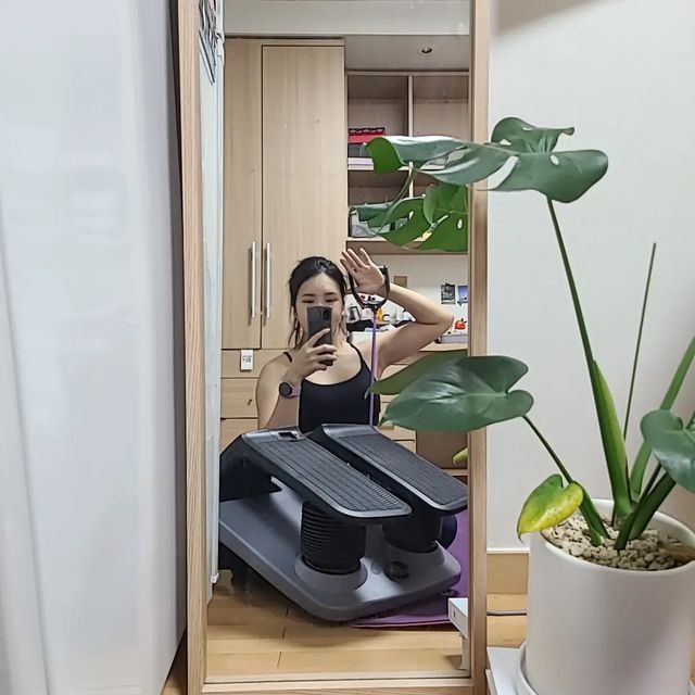 응지쓰🐶 on Instagram: "#협찬 나는야 지방덩어리...🥲 요그래 약속들이 많아서 술술술🍻안주만땅🥺 먹어서 불어난 배를 가라앉히기 위해 펌프맥스를 사용해보았습니당😆 스텝퍼에 팔운동