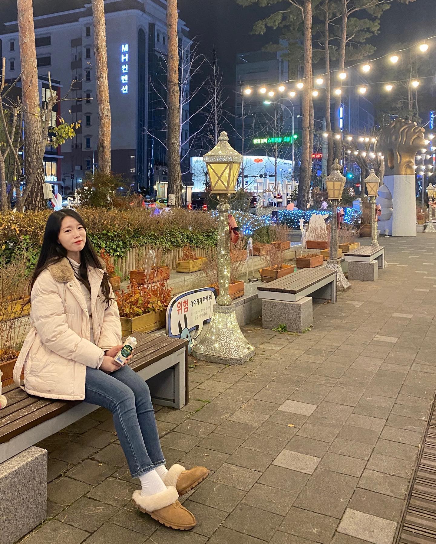 #광고
마이밀 프로틴 리저브✨
뉴질랜드 자연초지 방목 100% 프리미엄 유청단백질을 사용한 15 g 고단백 저지방 프로틴음료🫶🏻
⠀
소화, 흡수 시간을 고려한 단백질 설계(유청단백질 7: 카제인 3) 를 통해 운동 전, 후 빠른 단백질 충전은 물론 식사 대용으로 마시기에도 좋아요!
⠀
단백질 합성에 필요한 무려 18가지 아미노산 함유 "100% 완전단백질" BCAA 2,500mg 함유제품이라서 비리지 않고 담백한 밀크맛으로, 질리지 않고 마실 수 있습니다🤍
⠀
이준호님이 모델로 활동하고 있는 마이밀 브랜드 제품으로 국내 단백질 제품 최초 토이투(Toitu) 탄소중립 인증을 획득한 제품으로 탄소배출량을 직접 상쇄하기 위한 책임있는 행동을 실천한다고 해요👏🏻
⠀
단백질 음료를 마신다면, 환경과 동물복지까지 생각한 "마이밀 프로틴 리저브"를 선택하는 것이 보다 가치 있는 선택이 될 것 같아요😊
⠀
daesang_mymeal #마이밀 #프로틴리저브 #단백질음료 #프로틴음료 #유청단백질 #단백질보충제 #액상단백질 #단백질 #마시는단백질 #맛있는단백질 #대상웰라이프
⠀
⠀
⠀