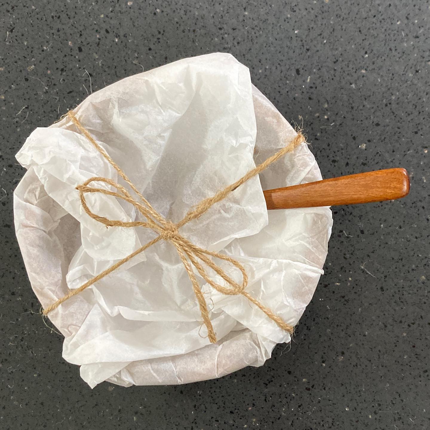 벌써 연말이라 지인들과 선물을 주고 받을 때가 됐어요. 올해는 여러가지 요거트볼을 선물하려고요😋

요즘 우드가 대세인만큼 우드보울을 제일 먼저 사봤어요. 받는 친구가 좋아하면 좋겠네요ㅎㅎ

#연말선물 #요거트볼 #우드보울 #우드요거트볼 #직장인 #회사원 #일상스타그램 #선물스타그램 #연말선물추천 #감성소품 #감성그릇