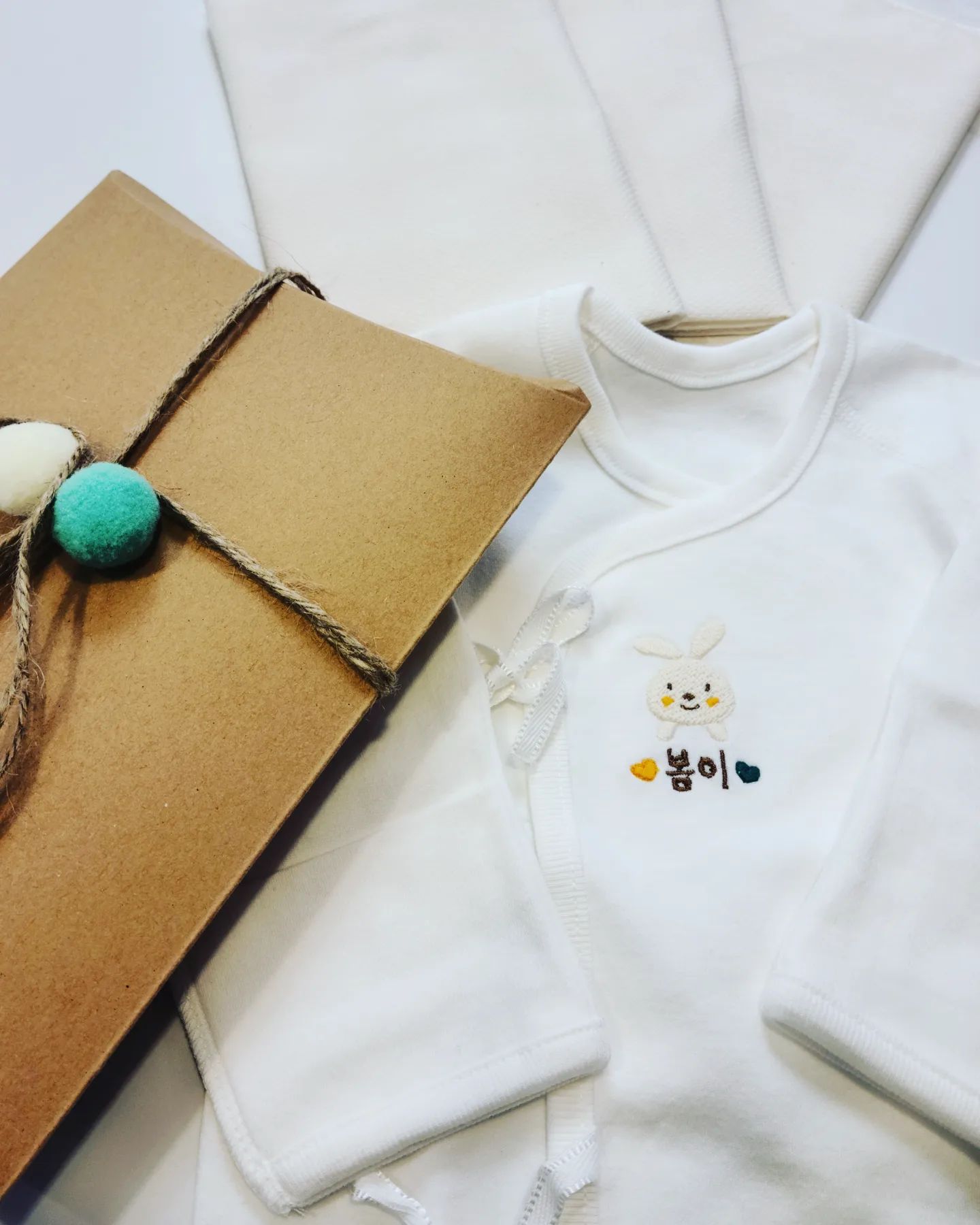 #임밍아웃

짜잔-!
많.이.놀.랐.죠?

율이 원이에게 동생이 생겼어요👶 
귀한 늦둥이 셋째..👉👈

오빠 둘에 막둥이 셋째는 딸이랍니다🍓
무려 오빠들과 11살,8살차이 😆

봄이야🌸
내년 4월에 건강하게 만나자 💓

#임산부 
#임신중기
#18주 #4월출산
#셋째임신 #다둥이맘
#아들둘딸하나 #아들둘에막내딸
#나에게도딸이 #귀한셋째딸