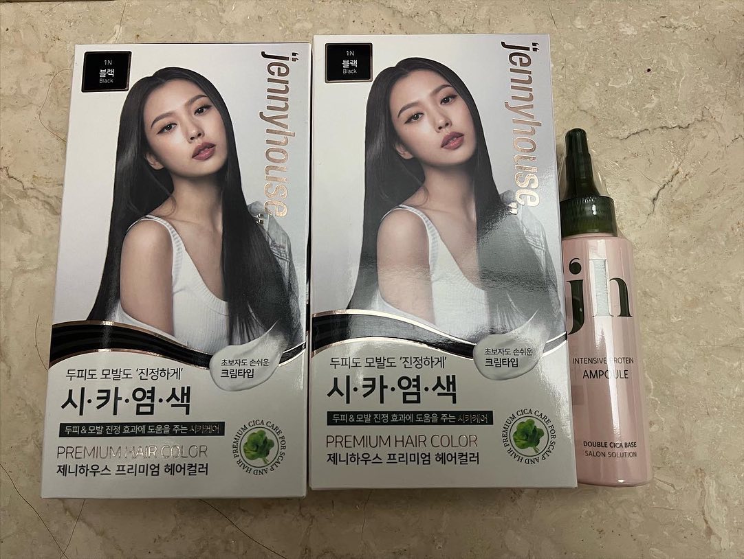 #광고 #제니하우스

이전에 제니하우스 염색약으로 흑발에서 밝은 갈색모로 염색했는데, 이번엔 겨울 맞이 흑발로 ㅎㅎ 블랙 색상으로 염색했어요!!
제니하우스 염색약이 확실히 잘 들고 유지가 잘되는 제품이라 정말 색상이 깔끔하게 나왔어요🥰

손상도 적고, 부드럽게 머리에 잘 발리는 제품력 짱짱 제품!!
항상 믿고 쓰는 제니하우스 코스메틱입니다😍
같이 앰플도 애프터 케어 관리를 위해 보내주셔서 더 부드럽고 촉촉하게 관리할 수 있을 것 같아요!!💕

#시카염색 #제니하우스염색약 #제니하우스코스메틱 #순한염색약 #저자극염색약  #코덕리뷰 #코덕스타그램 #코덕맞팔 #코덕환영 #코덕맞팔환영