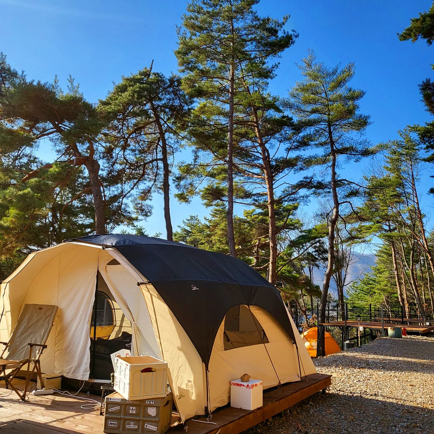 해발 730m ☁️ ⛰️ #구름품은캠핑장 goormcamping in 영월 🏕  첫 동계 캠핑이자 이번 해 마지막 캠핑!

이제 피칭도 척척 겁나 빠르게함. 오징어팩 사용한 첫 데크 캠핑이였음. 

피칭 후 달달달 🥶추워서 따뜻한 커피 ☕️ 한잔(다행히 밤엔 신기할정도로 바람 하나도 안불었음) 쉬다가 영월 하나로마트에서 구입한 안심과 삼겹살 굽고 홍가리비까지 야무지게 먹고 옴😋 (현지 고기 맛 미쳤음 존맛) 

✔️ 신상 캠핑장이라서 화장실, 샤워실 등 공동시설 전체적으로 다 깨끗하고, 사이트마다 간격도 넓어서 프라이버시 도 굳굳 🫠👍 냉장고도 구비되어있음 (술은 이제 밖에 놓는게 더 시원함)

✔️ 이번 캠핑의 베스트이자 구름품은캠핑장의 장점은 ☆ 밤 하늘 별들..☆ 진짜 어메이징이였음.. 말로 표현 불가능. 별자리란 별자리는 다 보고온 듯 🌟 ✴️ ufo도 볼수있을거같았음
.
.
.
.
.
#캠핑 #캠린이 #캠핑장추천 #캠퍼 #캠핑스타그램
#캠핑칸 #동계캠핑 #영월캠핑 #강원도여행 #camping #travel #김삿갓면 #캠핑용품 #캠핑장비 #캠핑그램 #캠핑요리 #감성캠핑 #campinglife