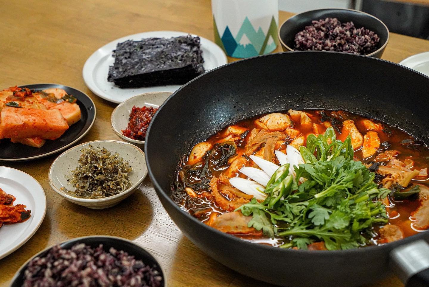 #협찬 #곱이다곱 #곱창전골 

집에서먹자 곱이곱다 시래기 곱창전골 🍲
채소 추가로  듬뿍 넣어 국물이 살짝 달달하고 끓일수록 곱때문에 고소해진다. 쫄깃쫄깃한 식감도 좋고 적당히 칼칼하고 얼큰하니 자꾸 바닥을 긁어 퍼먹게 된다. 😇
결국 우동 사리도 추가🥹

#캠핑음식 #집에서먹자 #곱창전골밀키트 #곱창세트