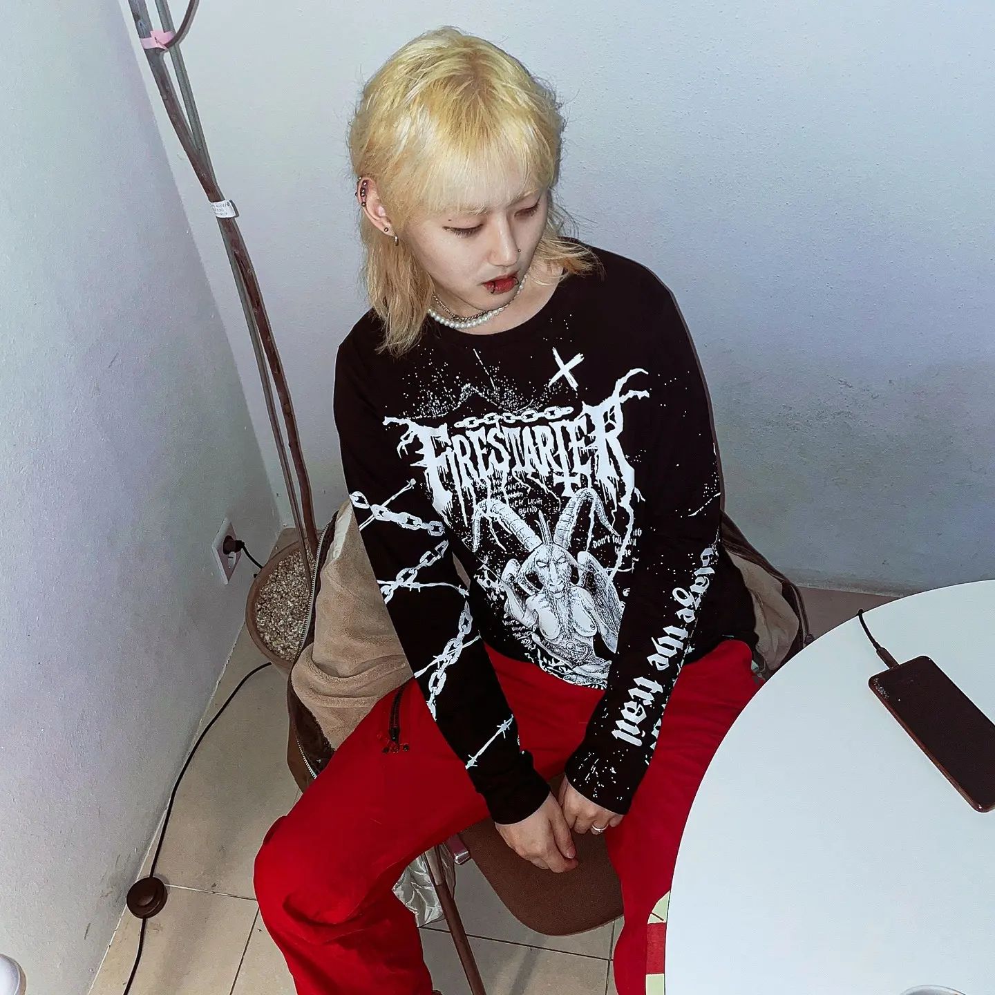 마지막이 젤 잘나온거같은댜
 어플이 너무 다른사람 처럼 만들어놔서 첫장에 못 쓰게씀 

.
.
.
.
.
.
#killstar  #vintagefashion #punkstyle #punkprincess #punkfashion #likeforlike #shareforshare #harajukustreet #harajukufashion #wolfcut #남자머리추천 #남자머리 #울프컷 #스트릿코디 #대구 #대구카페추천 #데일리패션 #스트릿룩
