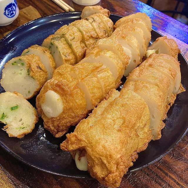 리우 on Instagram: "#신당#이포어묵#산전 신당 낮술2탄❤️ 시장에 들어서서 성시겅 먹을텐데에 나왔던 이포어묵 산전 방문👍🏻 어묵탕 드시는분도 계셨지만 내 일행은 수제어묵🍢 3종 13000