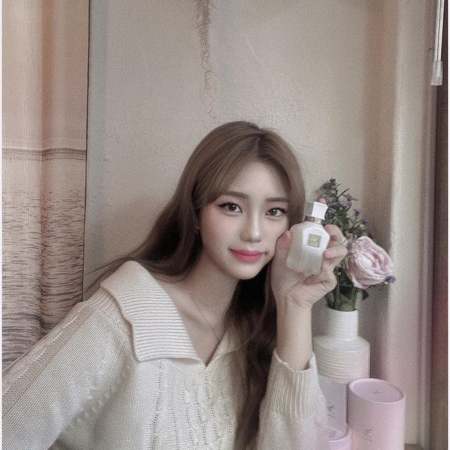 윤혜림 on Instagram: "[#광고 #협찬 ] 천연 향료를 사용해 인체에 무해한 유기농 비건 향수 #셀마르 #셀마르향수 잊을 수 없는 ‘첫사랑’의 향기를 담은 Eau de toillette Premier Amour 과하지 않고 은
