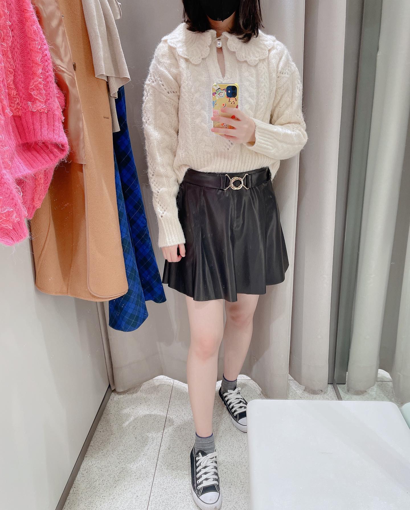 자라 매장에서 겨울 신상 입어봤어요!! 연말 모임, 파티룩으로 입기 딱인 스타일이 많았어요~ #자라#자라겨울시즌#자라니트#자라레더스커트#자라스커트#자라스웨터