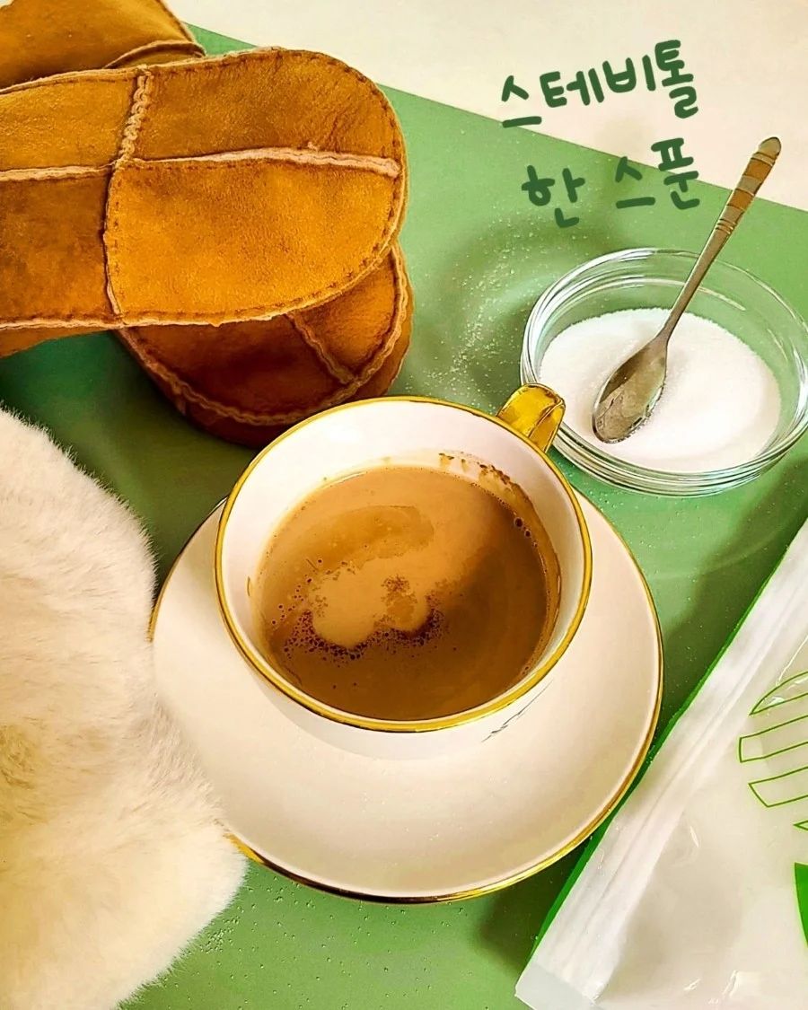 #제로칼로리 #원아푸드 #집밥이젤좋은뇨자🏡  #제품제공 

늠 추운 아침 🥶 🌄 덜덜덜~~
어제보다 더 추운것 같아요

🌿요럴땐 아침 굶으면 안되지만 이불 킥에 실패한 뇨자는 늦잠자고 부랴부랴~ㅋㅋ🤪  작은 밀크팬 꺼내 우유를 데워줍니다 🍼자글자글 작은 소리를 내며 끓어가는 하얀 우유를 마냥 바라보다가 커피 티백 하나 들이 붓고 스테비톨 한 스푼으로 달고 담백한 밀크커피 완성☕️🥛

🥰남표니랑 정답게 한 잔씩 ~호~불고 목도리 장갑 꺼내 둘러 주며 오늘도 실망치 말고 홧팅 하라고 맘 전해봅니다~^^;; 💚❤️🧡💕

➡️원아푸드의 스테비톨은 스테비아와 에리스리톨의 합성어로 설탕 대신 사용할 수 있는 0칼로리 감미료입니다🌿

➡️특히 당뇨와 비만 그리고 걱정되는 아이들 충치에도 좋아요

🌿이전 직장 모시던 상사분께서 심한 당뇨를 앓으셔서 도시락을 늘 싸가지고 다니셨어요~음식에 특히 주의하시고 당뇨로 몸 일부가 마비되셔서 걷는것도 힘드셨지만~가끔 아주 가끔~커피 한 잔 마시고 싶어 하셨죠🍱🍳
🌾그때 커피에 요 스테비톨 한 스푼 넣어 드렸어요 혹 실수라도 해서 일반 설탕 넣을까봐 꼭 제게만 부탁하셨죠 그때 스테비톨 츰 알았고..커피 한 잔의 기쁨도 알았어요~🤗🌾

🧡그저 당연히 주어진 것은 없고 모든 것이 감사라는 진리도요~💚

🌱힘든 하루이지만 감사하고 행복한 하루입니다~울 님들 목욜팅!!

👇👇👇
wonafood 

➡️네이버 🔎 원아푸드

.
.
#제로칼로리

#스테비톨 #건강식품 #건강식단 #건강선물 #스테비아 #에리스리톨 #당뇨 #당뇨식단 #당뇨간식 #당뇨관리 #당뇨커피 #비만관리 #비만 #충치예방 #다이어트 #다이어트커피 #밀크커피 #설탕 #칼로리