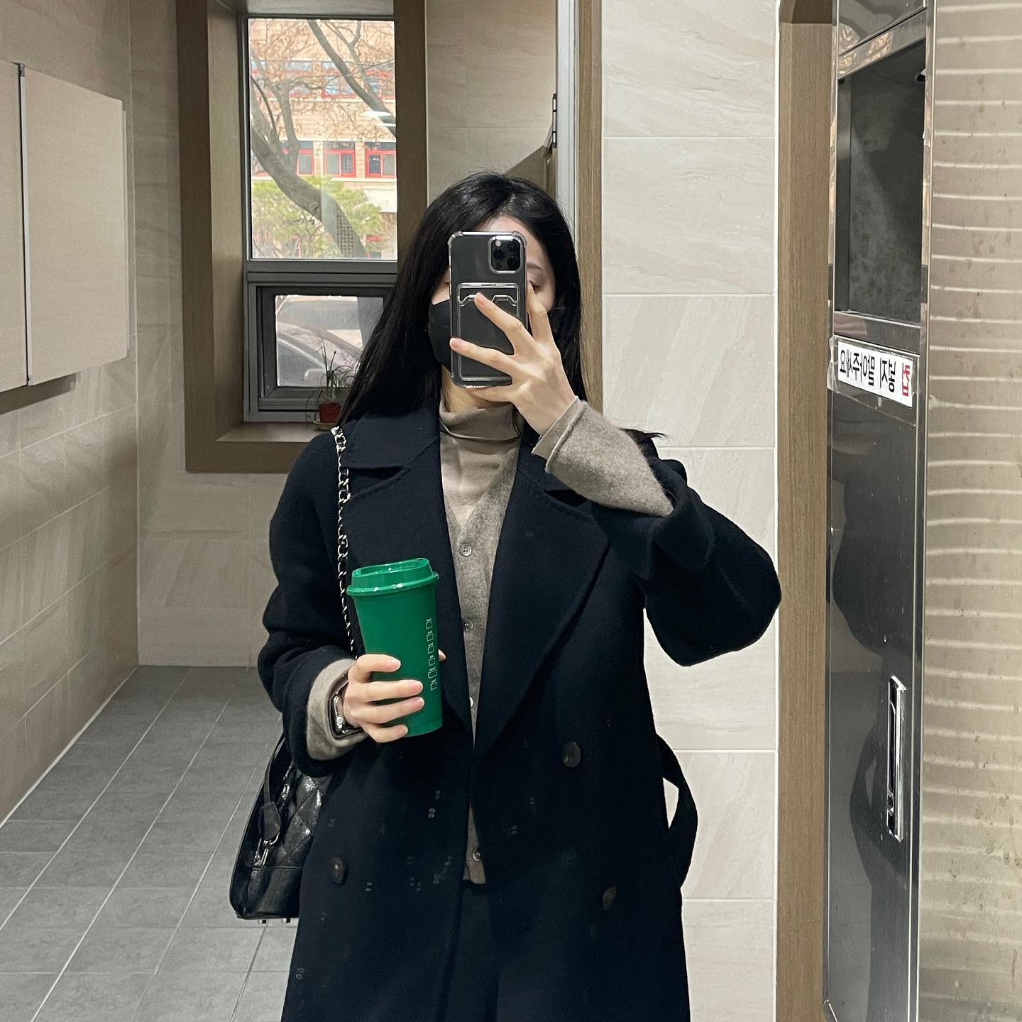 난 춥찔이라 겨울이 싫다🥶근데 패딩도 싫다😶‍🌫️ 
얼죽코 가보자고~!
.
인친님들의 최애 계절은 언제인가요? 저는 여름이었는데 올해부터 가을로 생각 바뀌는중이에요🍂🤎