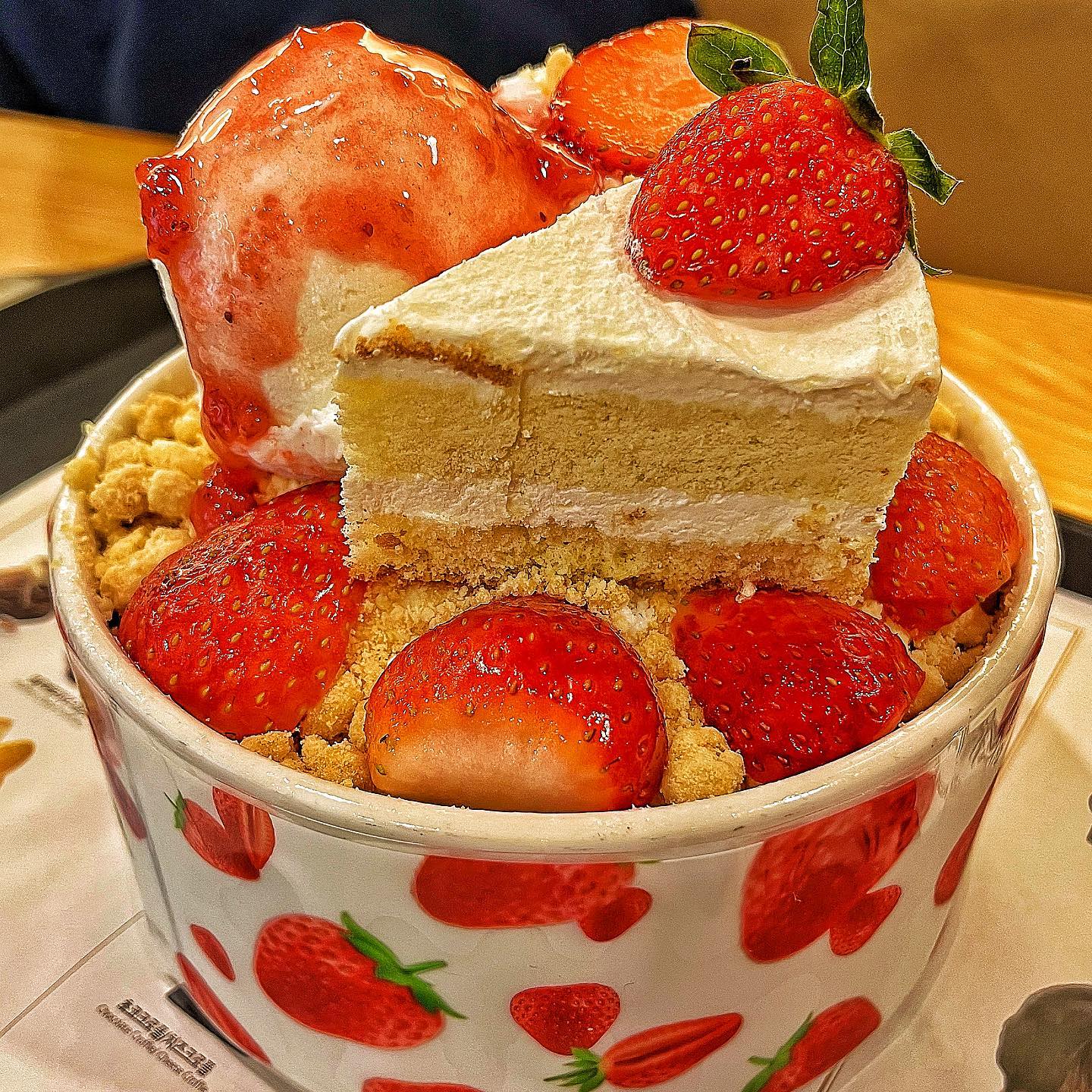 🚩딸기는 못참지 #설빙 

드디어 딸기 오픈한 설빙 🍓
저는 딸기철이 되면 설빙가서 딸빙 종류별로 먹어대거든요 ㅎㅎ
근데 심지어 신메뉴까지 나왔더라구요?!
바작바작 씹히는 크럼블 진짜 미칀럼 ㅠㅠ
딸기도 상콤달달…💓
가격이 사악하지만, 당분간은 얘만 주구장창 먹을 것 같아요 ᙏ͈̮

🏷️생딸기크럼블설빙(16,500원)

🔎#지니_간식냠 

#설빙딸기빙수 #생딸기 #생딸기설빙 #생딸기크럼블설빙 #설빙신메뉴 #신메뉴 #신메뉴출시 #신상 #신상리뷰 #디저트