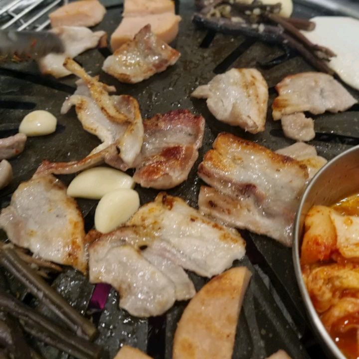 #협찬 업체로부터 제공받은 제품입니다

🥩 금순이네 대구죽전점

⏰ 영업시간 : 매일 16:00 ~ 24:00 (월요일 휴무)
🧭 주소 : 대구 달서구 감삼길 30
📞 연락처 : 053-522-6489

대구 죽전역에 있는 고기 찐맛집 금순이네 다녀왔어요.

개별룸과 홀이 있는데 개별룸은 중간에 가벽을 열면 단체룸으로 이용도 가능하니 단체 모임 장소로도 좋네요.

삼겹살, 회오리삼겹살, 돼지갈비 뿐만 아니라 소고기도 판매하고 있고 한돈, 한우를 사용하네요.

⭐️금순이, 금동이 세트메뉴는 가성비가 아주 좋아서 고기에 식사까지 제대로네요 추천~!!

🏷맛
고기뿐만 아니라 음식 전반적으로 솜씨좋은 분이 만드신 음식인지 정말 깔끔하면서 맛있어요.

⭐️기본적으로 나오는 떡볶이도 퀄리티 좋고, 회오리 삼겹살, 돼지갈비 모두 맛있습니다.

식사로 냉면도 괜찮지만 된장찌개가 정말 일품입니다~!!!
시래기가 가득 들어있는 된장찌개가 2,000원인데 말도 안되는 퀄리티와 양으로 계속 손이 가네요 ㅎㅎ

☺️디저트로 무료 원두커피와 아이스크림까지 있어서 식사부터 디저트까지 완벽하네요 ㅎㅎ

지인에게 추천해도 실패할 일 없을 찐 맛집으로 정말 맛있네요. 😍

�#금순이네 #대구죽전동맛집 #죽전동맛집 #대구소고기맛집 #대구삼겹살맛집 #대구죽전역맛집 #죽전네거리맛집
#대구감삼동맛집 #대구맛집추천 #대구맛집베스트 #대구신상맛집 #대구돼지고기맛집 #대구고기맛집
#죽전고기맛집 #회오리삼겹살 #대구돼지갈비맛집 #대구된장찌개맛집 #죽전맛집 #대구맛집
#먹스타 #먹스타그램 #선팔 #맞팔 #먹팔 #소통