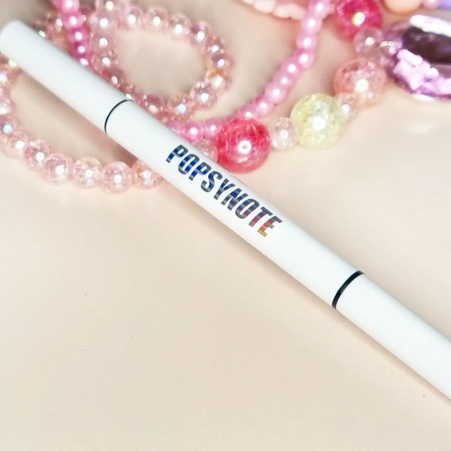 #할인구매 popsynote_cosmetic #아이마스터 #팝시노트
아이라이너 + 아이브로우 한번에 가능해 눈화장 시간 단축되어 저에게 딱일것 같아 사용해 봤어요.

색상 : 브라운

외형 : 제품 로고가 홀로그램이라 빛에 따라 다른 색으로 단조롭지 않고 세련 된 느낌도 들지만 가방에 화장품을 마구잡이로 놓는 편인데 휴대폰 손전등 비추면 작은 가방에서도 손쉽게 찾기 좋더라구요.

아이브로우 : 아이브로우 색상이 너무 진하지 않고 자연스러워 눈썹 그리기 똥손인 저도 무난하고 뭉침없이 부드럽게 그려져 덧칠해도 자연스러워 상당히 만족스러웠어요!

아이라이너 : 아이라이너도 부드럽게 그려지고 코팅한듯 잘지워지지 않아 번지지는 않는데 픽셔를 뿌리지 않으면 피부가 지성이라 기름기가 있어 그런지 가루가 떨어지기는 해요.
그래도 빨리 마르고 문질러도 번지지 않아 좋았어요!

#듀얼아이마스터 #아이라이너 #펜슬라이너 #붓펜라이너 #아이브로우 #브로우펜슬 #popsynote #신상품나왔을땐 #08L