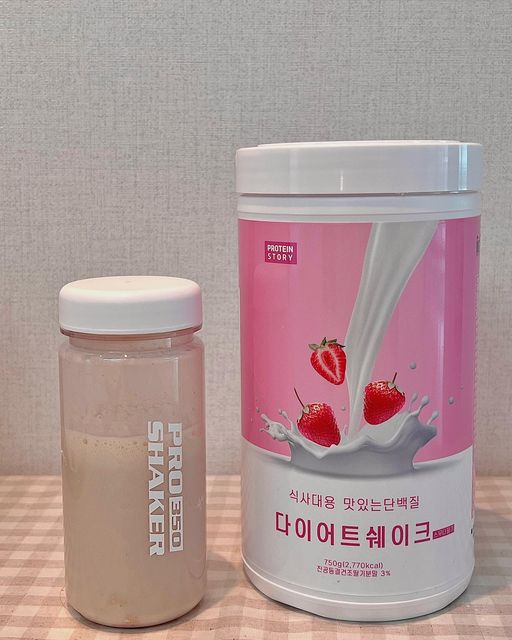 김가은 on Instagram: "#광고 #실사용후기 프로틴쉐이크 사놓고 손이 안가서 안먹고 방치해둔사람 나야나🙌 근데 요 프로틴스토리 쉐이크는 첫맛은 고소한 미숫가루맛에 끝맛은 달달한 딸기맛