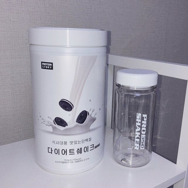 다원 on Instagram: "#광고 #협찬 입시 시작한 이후로 앞자리 두 번 바꾸면서 뭘 안 먹으면 노래할 힘 안 나는 게 제일 힘들었는데,,, 이런 한 끼 영양소 다 들어간 쉐이크가 있었으면 나 어지러울