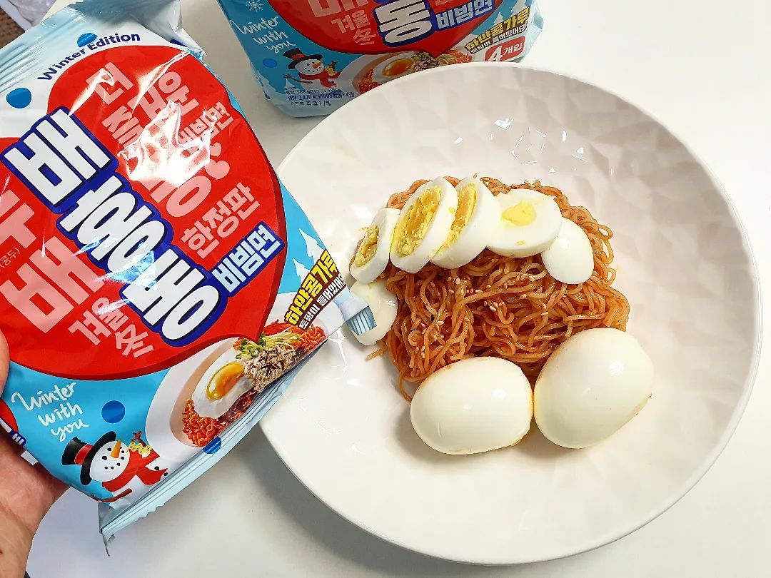 #광고 #배홍동비빔면 🍜 윈터에디션

여름이든겨울이든 항상생각나는 비빔면🙂
이번에 농심에서나온 배홍동비빔면 윈터에디션을
먹어봤어요! 

눈내리는 기염기염패키지의 한정판 윈터에디션은
눈 내리는것 같은 하얀콩가루 토핑이포함되어 
맛이 없을 수가 없는 조합임… ❤ 

콩가루가 소스가 감칠맛을 잘 살려서 존맛👍
한정판이라 비빔면 좋아하는 사람은 무적권 먹어봐야 할 듯ㅋ.ㅋ

#농심 #배홍동비빔면 #배홍동비빔면윈터에디션 #비빔면 #신상라면 #한정판 #홈쿡 #음식스타그램 #데일리 #존맛탱 #일상 #소통 #daily #instagood #맞팔 #좋아요 #likeforfollow #f4f #먹스타 #홈쿡스타그램 #homecook #먹스타그램 #food #homecooking #좋반 #홈쿡추천