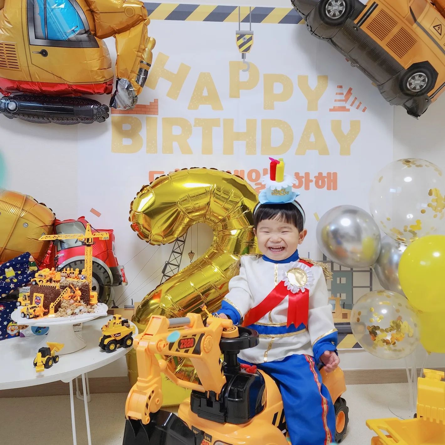 #두돌파티 
우리 아들 생일파티🎉

엄마는 왕자시키고 싶어 옷은 왕자옷
나머진 중장비러버취향으로😆

할머니,할아버지,삼촌,이모들 
생일축하와 선물 모두 감사해용🙏

태명 째미처럼 늘 재밌게
 더 건강하고 씩씩하게 자라자😍
사랑해 김도후 생일축하해🎂
엄마,아빠 아들로 태어나줘서 고마워❤️

#중장비케이크 #두돌 #아기생일파티 #24개월아기 #24개월 #2살아들 #12월생 #두살생일파티 #중장비장난감 #중장비케익 #생일케이크 #생일 #흰쥐띠아기 #육아소통 #육아 #육아맘 #포크레인