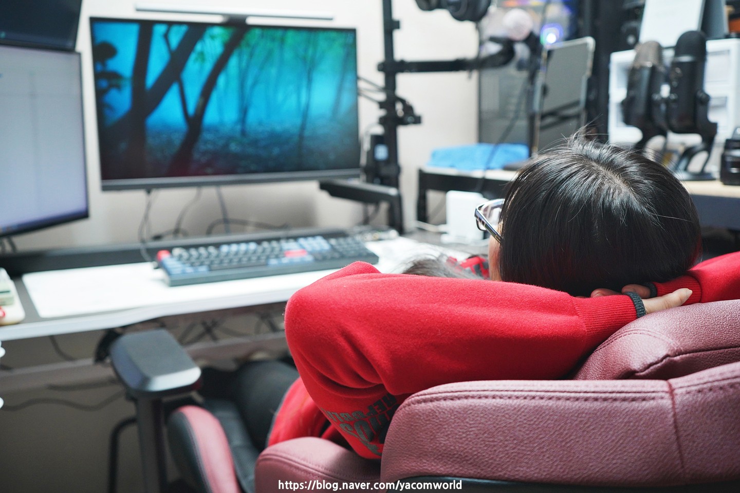 #광고 #협찬 #체험단

#안다시트 #ANDASEAT #카이저2 #게이밍의자 사용 해 봤어요. #대형게이밍의자 는 이번이 두번째로 사용해보는 제품이지만 하나는 패브릭 제품이였고 이번엔 프리미엄 DuraXtras AD+ 가죽을 사용해서 상당히 고급스럽고 크림슨 레드 컬러도 진짜 예쁘네요. 기존의 게이밍체어 제품들과 비교했을 때 약 20% 정도 더 큰 사이즈로 제작이 되어서 체구가 작은 사람은 넉넉하고 안락하게 체구가 큰 사람도 편안하게 앉을 수 있는 PC의자입니다. 상세한 리뷰는 제 블로그로 가시면 확인할 수 있으니 관심있는 분은 제 프로필 링크로 방문 해 주세요~

#게이밍의자추천 #게이밍체어 #게이밍의자 #사무실의자 #방송용의자 #편안한의자추천 #블로그 #it #it제품 #제품리뷰 #의자 #의자추천