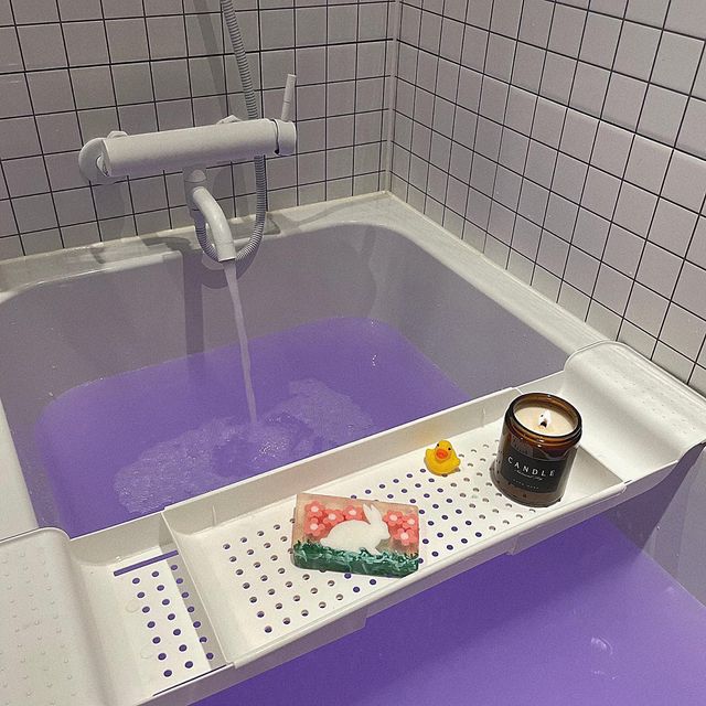 집사진진 on Instagram: "#제품제공 ⠀ 너무 예쁜 수제 바디솝을 선물받았어요💜 비누지만 샤워 후에도 건조하지 않아서 신기했는데 식물성 글리세린과 아르간 커넬 오일이 함유돼서 그런 거