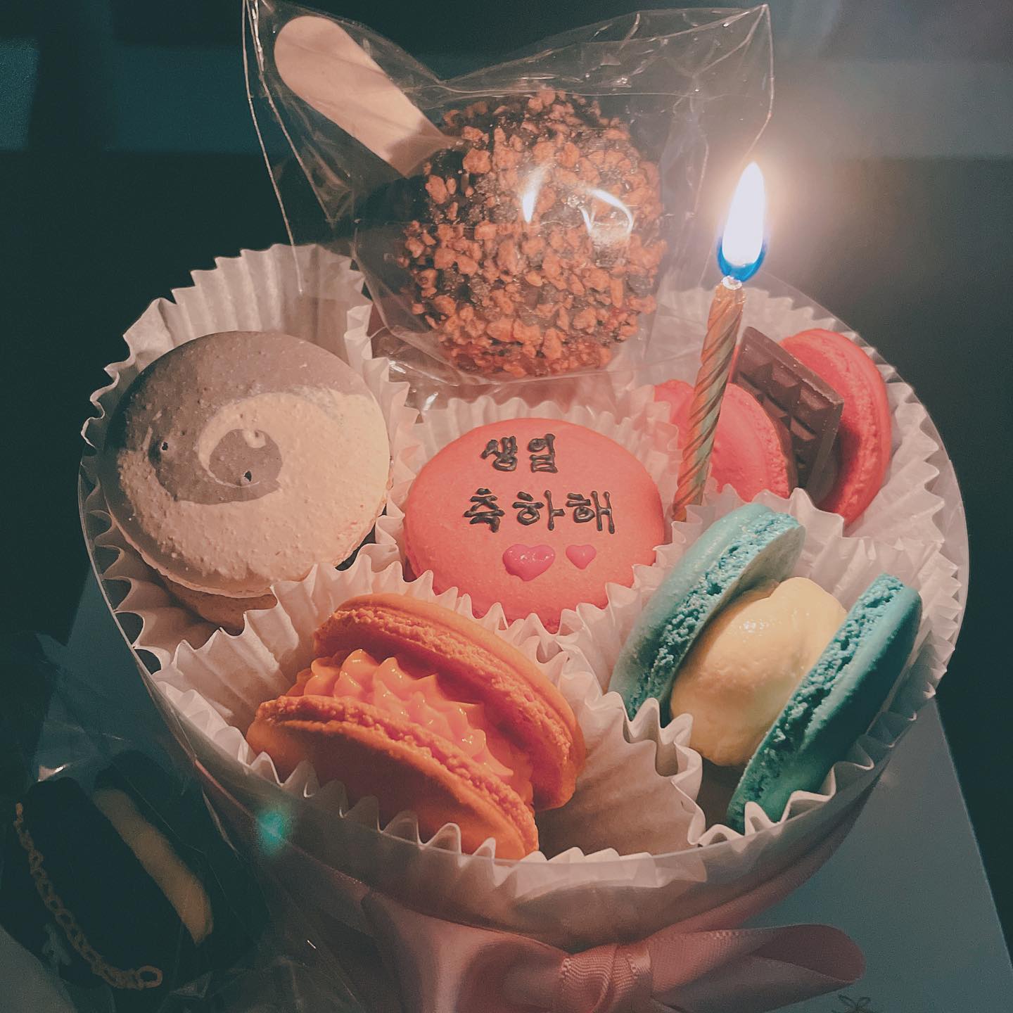 #20221130 #생일케익 
.
남편이 지방에 일하러가서 올해 생일은
생일케익 없을 줄 알았는데 
갑자기 서프라이즈로 올라와서
예쁜 #마카롱케익 까지 준비해줘서 
특별히 기억에 남을 생일이된거같음♡ 
.
매번 생일엔 애들이 좋아하는 아이스크림 케익만 했었는데 
가끔은 이런 케익도 넘 좋넹! ♡ 
.
비록 진짜 명품빽은 아니지만 
빽이 있으니 기분은 좋당ㅋㅋ
.
#생일축하해주신모든분들감사합니다❤️ 
.
.
#파주맘 #문산맘 #문산케이크 #생일케이크 #세아들맘 #삼형제맘 #일상기록 #생일스타그램 #선물그램 #남편고마워 #럽스타그램❣️ #소확행_작지만_확실한_행복🌿🌿