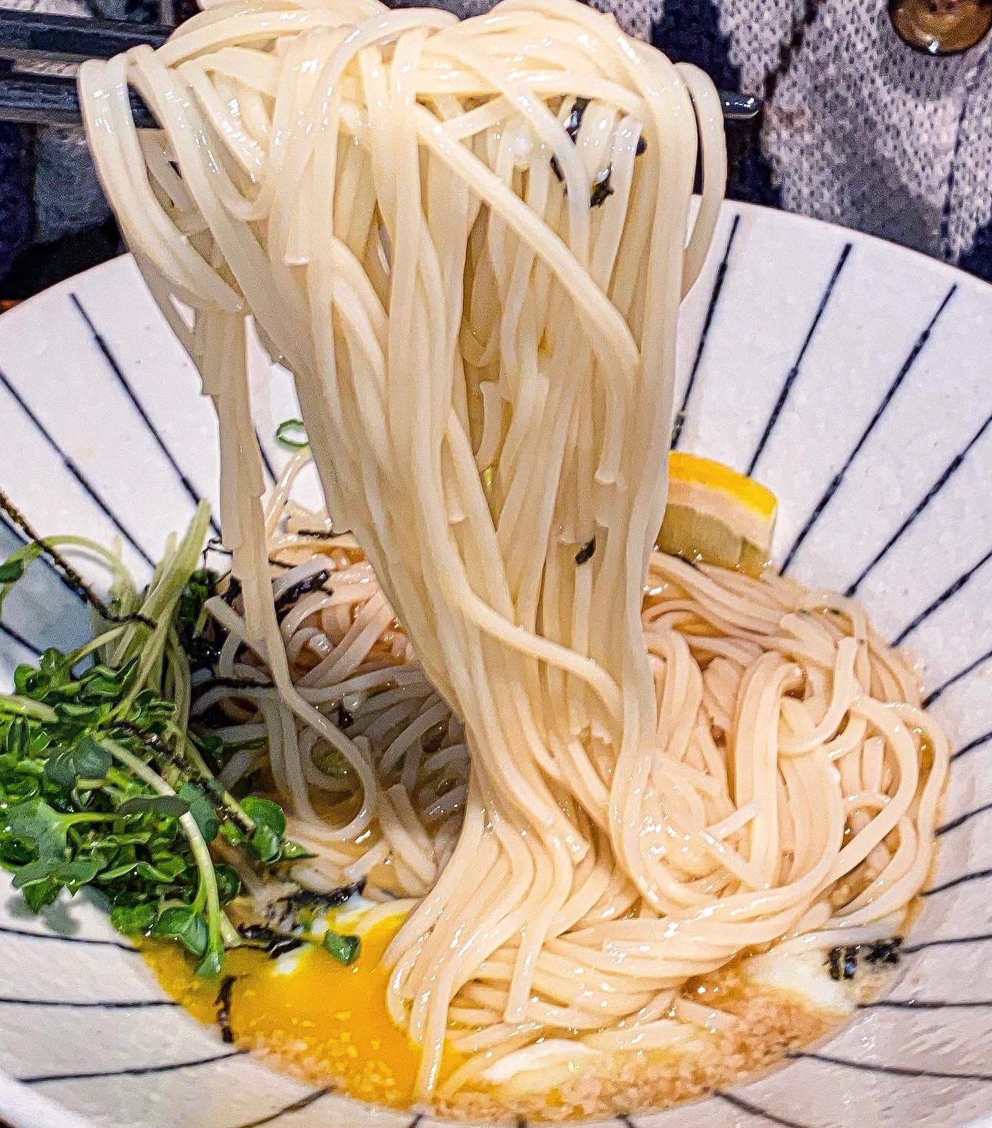 #협찬 #진가와 

🍜면장인이 만든 우동면🍜

진가와는 일본에서 360년을 이어온 일본 국가공인명장, 일왕 훈장, 세계미식협회3스타에 빛나는 면장인이 개발한 면발을 사용해요!
얇고 탄력있는 면발이 특징인데 보편일반 우동과 다른 매력을 느낄 수 있어요‼️

특히 붓카케우동은 차갑게 먹는 우동이라서 면발이 정말 쫄깃해요👍
진한 쯔유소스에 계란 터뜨려서 먹으면 고소한 맛이 배가 되어서 더 맛있습니다🔥

에비텐 우동에는 큼지막한 새우튀김이 올라가는데 따뜻한 국물에 푹 넣었다가 드세요🍤
튀김과 육수의 감칠맛이 너무 잘어울린답니다🤍

정식으로 주문하면 초밥과 후토마끼, 튀김이 같이 나오는데 퀄리티가 정말 좋아요🔥🔥

#역삼역맛집 #역삼역회식장소 #역삼역이자카야 #충현교회맛집 #강남코스요리 #역삼동맛집 #역삼회식장소 #역삼가족모임 #역삼모임장소 #강남가족모임 #강남모임장소 #진가와한국본점 #진가와역삼