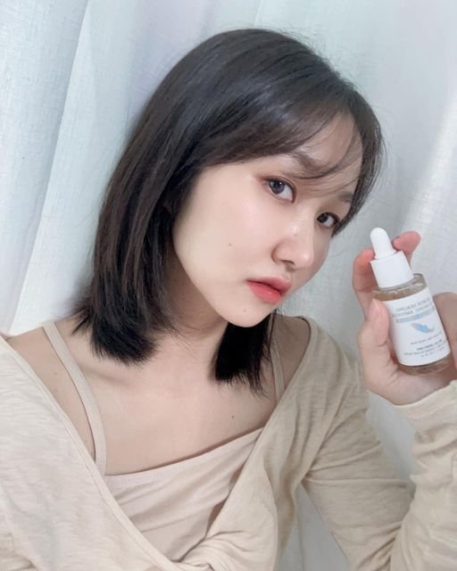 소연 on Instagram: "#광고 @respara.cosmetic 급 건조한 요즘 날씨에 따갑고 예민 내 피부🤦🏻‍♀️ 건조한거 알지만 여러개 바르기 싫은 마음 알죠..? 그런 제 마음을 저격한 가볍지만 촉촉한 #레