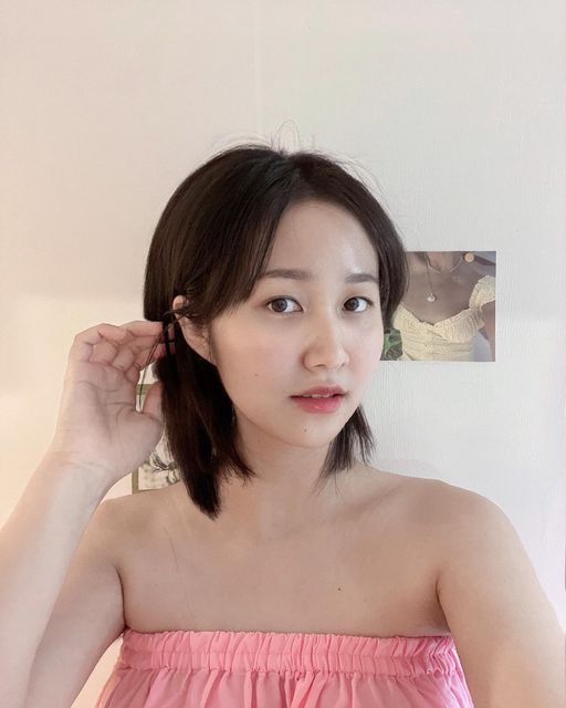 소연 on Instagram: "#협찬 환절기로 건조해진 피부 때문에 걱정이였는데 마침 좋은 기회가 생겨 피부관리를 받고 왔어요! 건조하고 피부 탄력이 떨어지는게 고민이라 리쥬벤(녹는실)을 받아 보