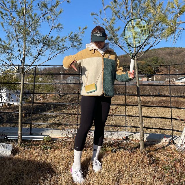 Peace on Instagram: "#광고 가볍게 매기 좋은 GUKE 미니 크로스백💛 바디와 지퍼 컬러 조합이 킬포인뚜! ⠀ 신용카드 & 에어팟 & 미니틴트까지 쏙 들어가는 컴팩트한 사이즈에 캐쥬얼이나 스포티