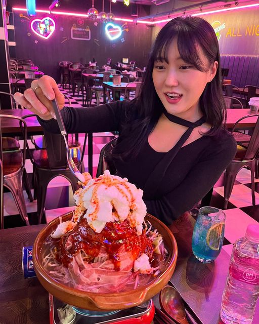 나는세라 on Instagram: "#협찬 홍대 입구 마라맛집 ‘홍콩포차’ 🇭🇰 📎 🖇 홍대입구역 9번 출구 5분 거리에 위치한 홍콩포차에 다녀왔어요! 마라 맛집으로 유명한만큼 다양한 마라 메뉴와