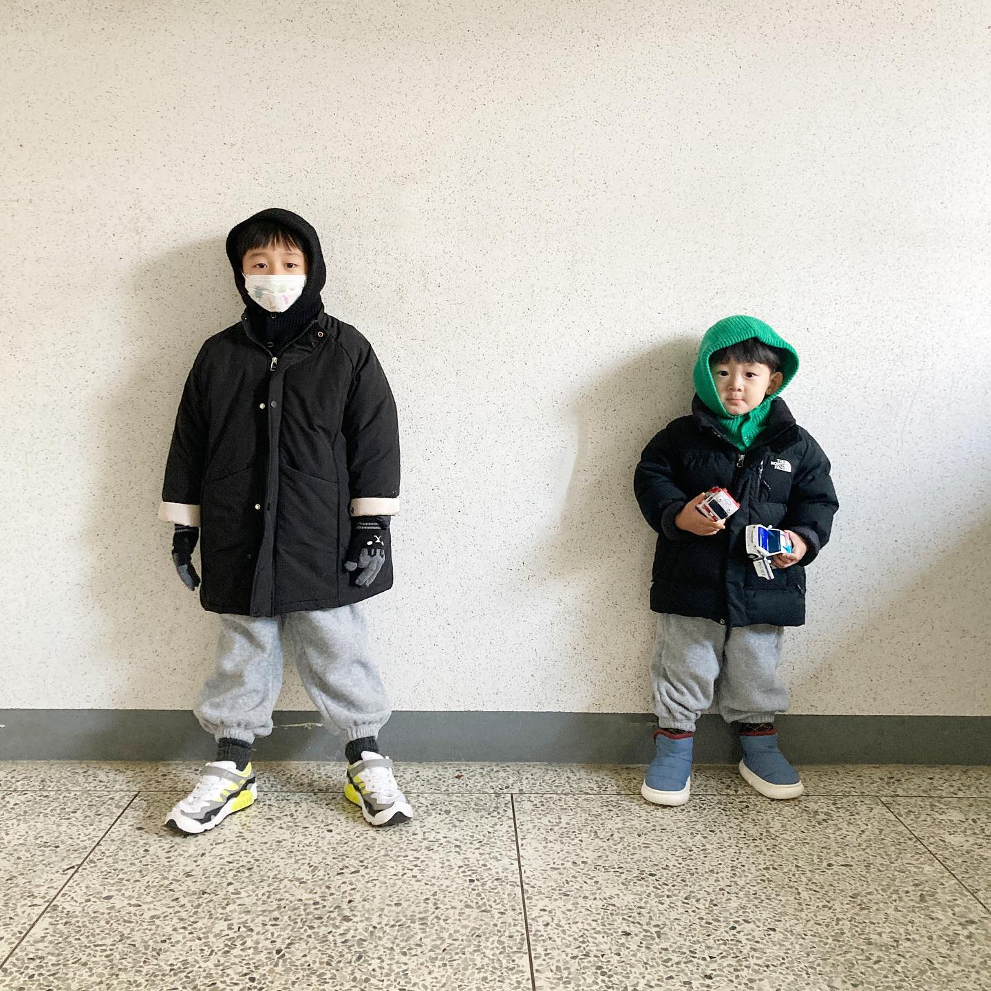 #투윤이네 #형제샷

오늘도 너무 추워 완전무장시켜 등원❄️
2022년 마지막달이에요.. 시간순삭🫢

사진속 정윤이는 이제 유아가 아닌 어린이처럼 보이네요👦🏻
내년부터는 한글공부를 시켜야하나 고민.. 
곧 초딩맘되는데 벌써 걱정이에요..
급한생각 없어서 안시켰는데 학교가서 
자신감 떨어지고 적응하기 힘들까봐 걱정도 되구 😅

다윤이는 해맑해맑😄
넌 아직 더더더더더놀자ㅋㅋㅋㅋ

+바라클라바는 쭉쭉 입고되고 있어요.
(사진속 다윤이가 착용한 그린 클라바는 
성인용이라 사이즈가 큽니다)

+패딩부츠 새로 업로드 되었어요:)

#예비초딩맘 #아들맘 #아둘맘
#바라클라바 #유아바라클라바 #유아패딩부츠 #패딩부츠