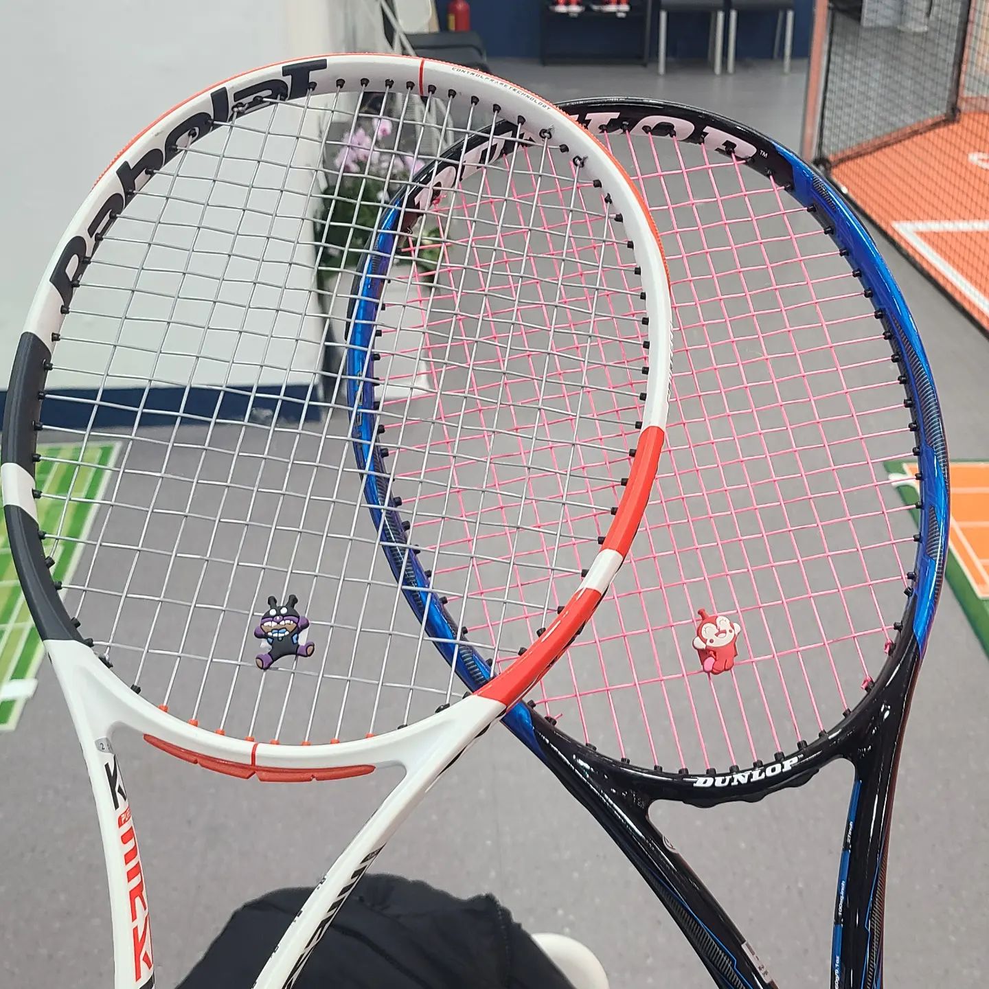 우리 부부의 테니스라켓🎾
어제 퇴근하고 테니스연습장 갔다가 사장님 만나서 레슨 등록 또 했당✌️
벌써 3개월에 접어든 테니스레슨!!
배우면 배울수록 재밌는 운동😆
물론 훈남 사장님과 친절하신 원장님이 계셔서 더욱 그런 것 같지만요🤭

테니스배우기까지 많은 우여곡절이 있었지만 그래도 이제 나의 최애 스포츠💪

테니스라켓🎾💕💯😊

#플레져 #플레져챌린지02 #테니스라켓 #테린이 #테니스 #테니스연습 #원바운드테니스 #원바운드테니스광진점