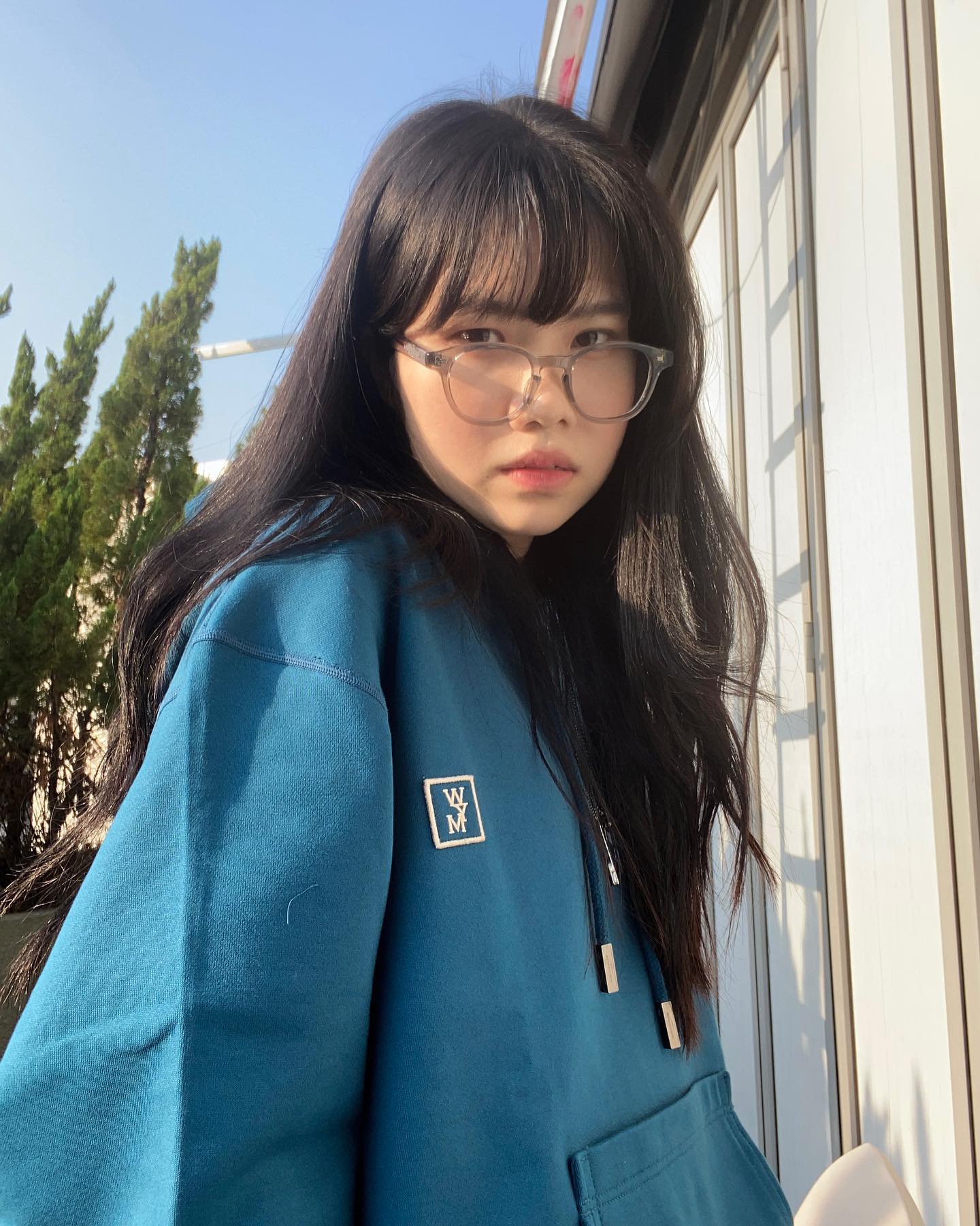 따듯했었었었던 시간에 잠시☺️

안녕하새오 여러분~ 성령이애오🙌🏻

오늘은 캐주얼한 느낌으로 
hangle_official 과 함께 했습니다🥸

평소에 뿔테라인을 좋아하는 저는 
이번 한글안경 그레이 컬러를 보자마자
한눈에 반해버려서 데려왔습니다😎

깔끔한 테두리 라인과 실버 각인이 잘어울려서 
쿨톤 좋아하시면 무조건 추천..👀

저는 눈이 안커서 그냥 알 빼버렸어요
으하하

#한글안경 #무신사안경