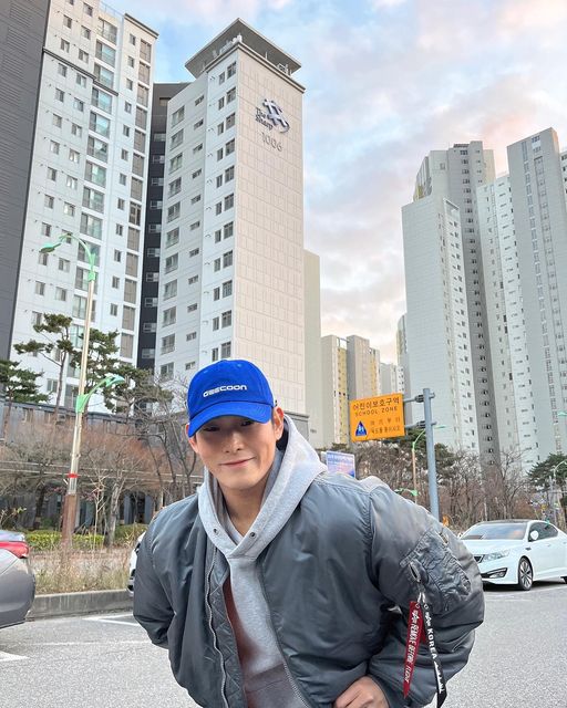 백팡 on Instagram: "#협찬 @geecoon_official 에서 볼륨 로고 자수 볼캡 받았습니다👏👏👏 저는 개인적으로 모자는 색감이라고 생각하는데 이 볼캡 파란색 색감 너무 예쁘지 않나요?😆 너무 과하