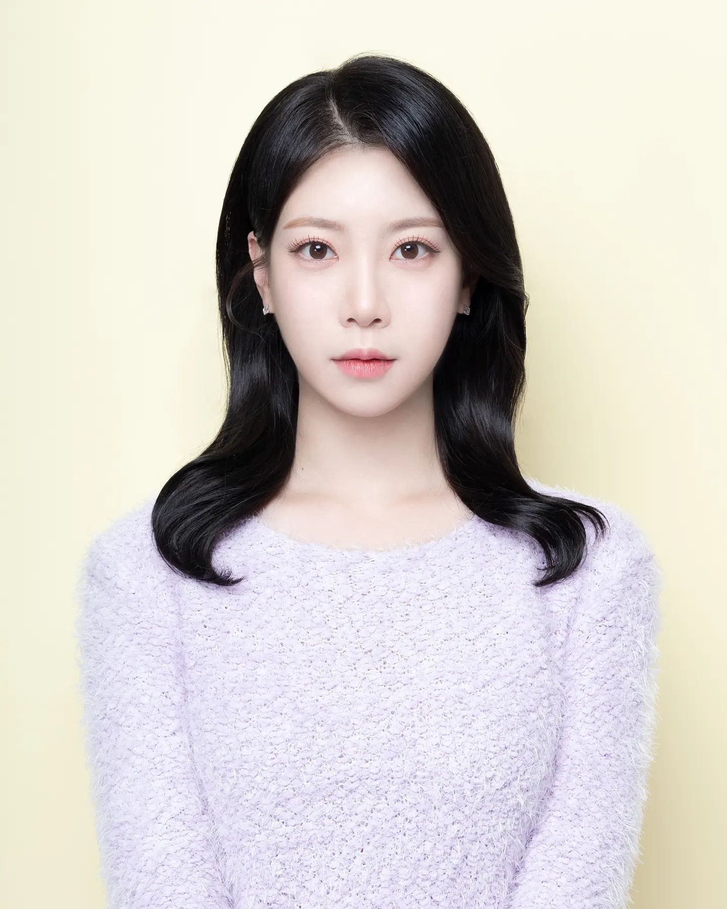 .
예전에 전철역에서 찍었던 증명사진으로
민증재발급하고 어찌나 후회했던지,,
얼른 바꿔야지😉
#진짜이렇게생기면얼마나좋을까