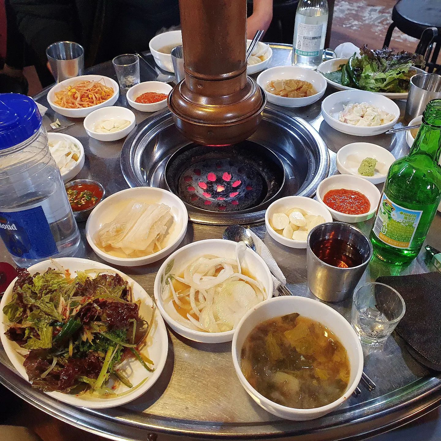 #화곡역맛집 #화곡숨은맛집 #화곡고기집 #화곡역고기집 #연탄구이맛집 #화곡역맛집추천 

#대통연탄불구이 

화곡 주민들의 원픽 고깃집 대통집😆

연탄에 구운고기는 뭐다? 무조건 JMT
엉아들이 숨겨놓고 자기들만 다니다 이제는 내가 더 자주가는 반찬부터 고기까지 완벽한 대통집!!

#꼬들살 14,000원(200g)

입구쪽에서 연탄불에 초벌해서 70%이상 익혀나와 너무 먹기 편하다👏👏👏 테이블 역시 연탄이 피워져 있어 취향대로 추가로 익혀 먹으면 된다.

사각사각한 식감과 꼬소한 기름맛에 연탄향까지 더해지니 꼬들살은 그냥 사랑이다😍

#생삼겹 16,000원(180g)

입안가득 육즙 느낄수 있는 크기로 딱 알맞게 초벌해서 나온다! 도톰한 삼겹살 씹을때마다 쫙쫙 느껴지는 육즙에 다시한번 술이 술술 들어가기 시작한다ㅋㅋㅋㅋ 분위기 맛 향 흠잡을게 없다.

#꼼장어 12,000원(250g)

뭐지 이집ㅋㅋㅋ아니 수입산 꼼장어 인데 왜 맛있지? 비린내없고 식감좋고 너무 맛있다!! 연탄불에 힘인가? 고깃집에서 이런 맛이 가능하니 2차는 그대로 앉아서 꼼장어 추가하기로 하자ㅋㅋ

#잔치국수 0원
다 먹을때쯤 이모님에게 요청드리면 미니 잔치국수를 한그릇씩 주신다! 작아도 깔끔한 육수에 김가루와 김치가 올라가 입가심하기 딱이다. 속도 노곤노곤 해지고 마무리로 최고인거 같다😁

💫이집 기본상차림 부터 내공이 장난 아니다 시레기국이 각자 한그릇씩 나오면 짠이 시작된다ㅋㅋ 거기에 백김치 와사비 쌈채소 무침 등등 없는게 없는 진짜 완벽한 상이다👍 반찬은 셀프바가 있어 좋아하는것만 쏙쏙 더 퍼올수 있다💯💯

연탄불에 구워주는 곳이 점점 사라지고 있는데 동네 한구석을 든든히 지켜주고 있는 대통집을 보면 화곡동 주민들이 부러워질 정도다ㅋㅋㅋㅋ

긴 웨이팅은 없어도 평일 주말 없이 항상 북적북적 만석인데 갈때마다 항상 사람들이 꽉 차있는지 이유를 알거같았다!

맛. 향. 양. 친절. 분위기 모두 만족스러운 집이라 꼭 한번 가보시길 추천한다:)

#선팔 #맞팔 #맛집 #맛집탕방 #좋반 #먹스타그램 #좋아요반사 #맛집소개 #찐맛집 #먹팔환영 #먹팔 #먹팔맞팔 #먹부림 #서울 #소통 #홈쿡 #술스타그램 #홈쿡스타그램 #쿡스타그램