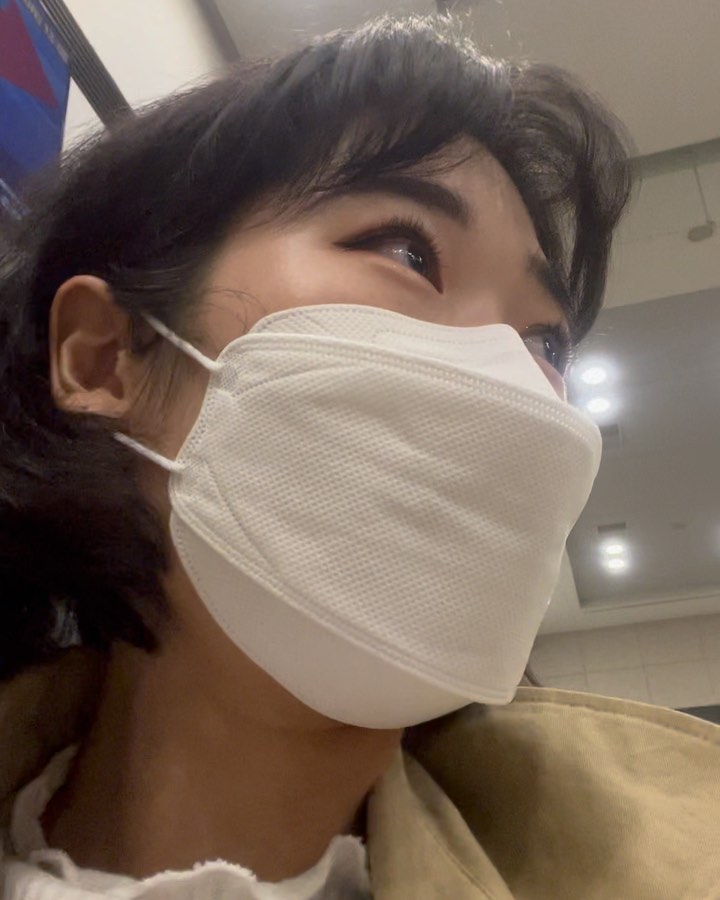 #関西에봄
드디어 올려보는 한 달이상 밀린 여행기✈️
.
오랜만에 가는 여행에 유튜브를 찍어보겠다고
처음에 시도는 해봤는데ㅋㅋㅋㅋ
10월 16일 내가 출국하던 날까지만 해도
인천 공항에 그렇게 사람이 많지 않기도 했고,,
.
처음부터 끝까지 온전히 홀로 모든 것을 준비하고
혼자서 출국하는 것은 또 태어나서 처음이라서,,, 👀
두근세근네근한 마음으로,,, 긴장하고 뚝딱이고🤖
사람들 시선은 둘째치고 걍,, 귀찮고 까먹어서 
이 이후로는 영상을 안찍음ㅋㅋ,,, 글러먹었달까ㅎ
.
맨 앞에 영상은 걍 별 거는 없는데,,, 탑승 터미널 가는
셔틀 타러 내려가는 길에,,, 앞에 셔틀 출발하고
플랫폼에 아무도 없는데 괜히 이유없이 쫄려서
잔뜩 쫄아가지고 두리번 거리는 내 모습이 웃겨서 넣어봄🤣
.
코로나 여파로 아직까지 닫힌 가게가 많은
인천공항 면세존에서,, 수많은 SPC를 피해,,👊💥
구석진 곳에 있는 아워홈에서 김치찌개 조져주고
바로 앞에 보이는 스타얼라이언스..!가 아닌
그 경쟁 회원사 대한항공의 산하 LCC 진에어를 탐^^
.
오사카는 워낙 유명하고 대도시라는 이미지여서
OSA공항도 되게 크겠지?! 싶었는데 FUK보다도 작은듯,,
.
내가 입국하던 당시 MY SOS 어플 깔고 QR코드가 필수라
만들라고 해서 출국 전에 다~~ 준비해서 해갔더니만,,, 
쓸모가 없었달까,, 입국절차 진~~짜 길고 오래걸리고~~
굉장히 비효율적이고 구시대적이고,, 이럴거면 QR 왜해🤷‍♀️
.
원래는 수인쟝한테 종이에 WELCOME TO OSA써서
공항에 마중나와있으라고 했었는데ㅋㅋㅋㅋㅋ
내가,, 식비 아낄 겸 반찬을 싸가게 돼서,,🧳
원활하고 신선한 반찬 보관을 위해 마중은 생략,,ㅠ
.
오사카 도착하고도 입국 절차 끝나고~ 버스타고~
약 3시간 만에 산다역 도착해서 수인쟝과 상봉,,🫂💕
내가 개찰구에 나타나길 기다리며 영상 찍고 있던게
너무 웃김ㅋㅋ 이 양반이 나보다 콘텐츠에 더 진심임🤣
.
이후 빠르게 수인쟝 집에 가서 반찬부터 냉장고에 넣고
내가 2년 반동안 그리워했던 쿠라즈시에 갔다,,,🍣💕
(근데 역시 점바점인가 후쿠오카가 더 나은듯ㅋㅎ)
.
쿠라즈시에서 BTS 미니니 화과자를 팔길래
또,,, 미니니 처돌이로서 참을 수 없었지,,,🤦‍♀️
.
쿠라즈시 접시 가챠도 죄다 BTS 캐릭터 굿즈였지만
꽝만 엄청 나왔고,,, 뱃지 하나 나오긴 했는데,,,
미니니가 아니었음,, 오리지널 캐릭터에는 관심없더,,😭
(*나는 BTS팬이 아님,, LINE 미니니처돌이일 뿐임,,,)
.
남은 여행기 및,, 블로그 포스팅도,, 
올해가 끝나기 전에 쫌쫌따리 다 올리는 것이 목표,,💪
.
.
.
#일상 #일상스타그램 #99 #스물넷 #봄만스물넷 #백수 #백수스타그램 #여행 #여행스타그램 #여행가봄 #✈️ #🧳 #뚝딱이 #일본 #일본여행 #오사카 #먹스타그램 #맛스타그램 #초밥 #쿠라즈시 #日本旅行 #大阪 #くら寿司 #食べスタグラム #🍣 #BTS #和菓子 #BTSminini