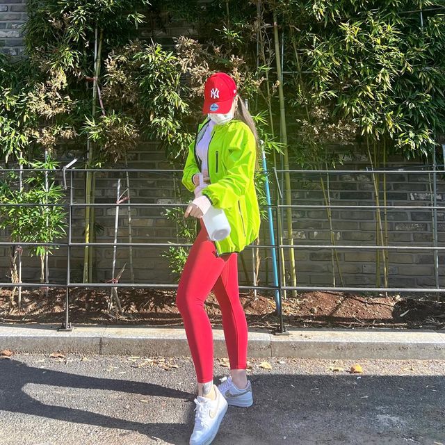 👑송공주🍑♥️ | 안양시 대표 빵댕이 공주 (a.k.a. 안빵공👸🏻‼️) on Instagram: "#협찬

요즘처럼 날 좋은날엔 매일 #운동 을 가야한다구!!💪🏻👸🏻
추워진 날씨에 땀복은 공주 운동갈때 필수템〰️❤️ 
“베러댄라이프” @betterthanlife_official 에서 예쁜 땀복을 보내주셔서 열심히 잘 입는중‼️🫡(충성)!

디자인이며 색감이며 넘나 공주스타일..👍🏻💛
입고 운동하니까 몸에 열감도 빨리 올라오고 땀도 많이나서 
평소에 그냥 운동한것보다 땀복 입고 운동하면 더 뿌듯뿌듯〰️💟😁💟

주말이라고 집콕하지 말구 칼로리 태우러 운동 가쟈규~~❤️‍🔥👸🏻❤️‍🔥
.
.
.
.
.
#대한민국1위땀복 #여자땀복 #남자땀복
#베러댄라이프 #땀복 #부스터슈트 
#다이어트 #다이어트땀복
#재킷 #후드집업 #아노락 
#런닝 #운동 #운동스타그램 #홈트 #헬스 
#헬스타그램 #운동복 #betterthanlife"