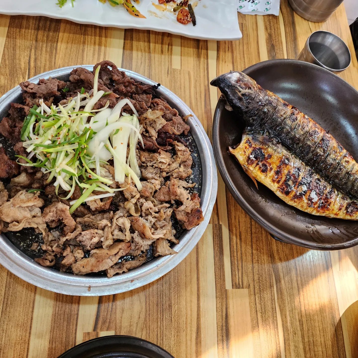 #서산맛집추천 
#서산불고기맛집
#서산불고기백반의신

서산 여행에서 들린 동문동에 위치한
서산 불고기 맛집 백반의신 ! 
고등어까지 나오는 스페셜 백반 세트를 주문

👇스페셜세트 백반구성
소고기100g + 돼지고기 100g
+ 고등어 구이 

스페셜세트 백반구성 자체도 맛있었지만
함께 나온 찌개와 묵사발 그리고
 기본 밑반찬들도 맛이 좋았다. 

식당 한 쪽에는 후라이드를 직접 해먹을 수 있고
더 먹고 싶은 반찬이 있을 경우 셀프바 이용

상추쌈 뿐만 아니라 감태를 주는데 
고기나 고등어를 싸먹으면 별미 

주소: 충남 서산시 율지19길 47-16 진빌딩
연락처: 0507-1327-6659
영업시간: 월~일 11:30~ 21:00
토 일 브레이크 타임 있음 15:30분~17:00
주차가능( 공용주차장 무료) 
웨이팅 있음 (번호를 적고 가면 전화를 줌)