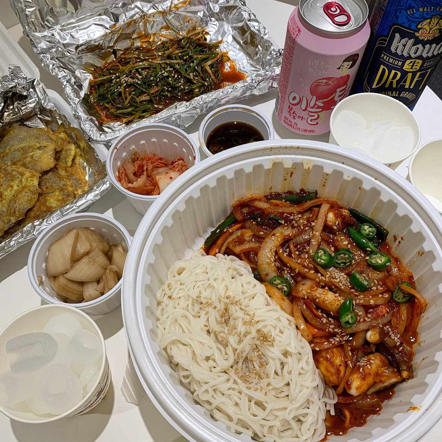 축구엔 야식이죠,,👀
깨어계신분 있나요,,??
16강 진출확정에 책상 엎을뻔했네요,,🥹
맘편하게 꿀잠 잘수있을것같아요🫠
.
골뱅이소면 시키려고했는데
잘못시켜서 낙지볶음이 왔,,🥲
그래도 매콤하니 맛있었어요‼️
다들 야식으로 어떤음식드셨나요?😋
#축구 #16강진출 #야식