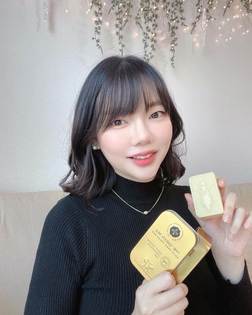 민트 on Instagram: "#제품제공 오래오래 보들보들한 손👏🏻 에든버러 더 퀸비 솔리드 핸드크림바🐝 고체 핸드크림을 사실 첨봐서 이게 뭐지? 어떻게 사용하는 거지? 했었어요 이세상