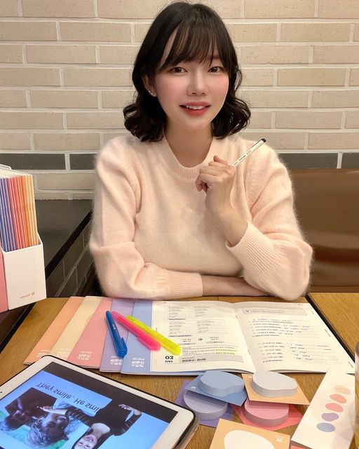 민트 on Instagram: "#광고 야나두X민트 (할인 추천코드 mint88) 이제부터 민트도 열심히 영어공부 할거에요:) 야나두에서 하루 한장 가볍게 공부하는 즐거움을 시작했답니다😆 휴직 기간