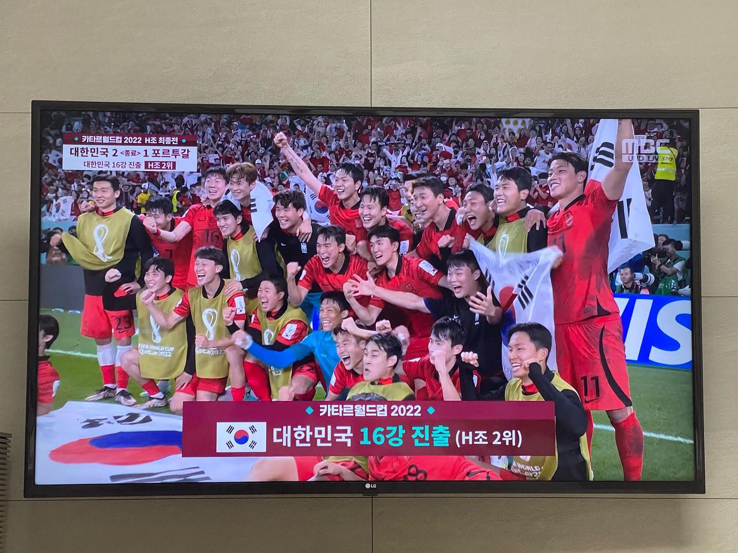 ⚽️

조마조마하며 본 보람 있게
응원하며 본 보람 있게
경기력 좋은데 아깝지 않게
해내줘서 최고인 대한민국 자랑스러운 아들들 👏🏻👏🏻👏🏻

우리집 아들은 축구 끝날때까지
안자고 옆에서 같이 놀다가
아직도 자는 중 🙄

암만봐도 몸치인것이
아빠 닮았네 ☺️