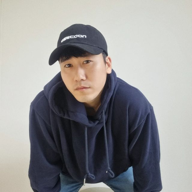 서병문 on Instagram: "#광고 꾸안꾸 스타일링 치트키!😎 [지쿤] 볼륨 로고 자수 볼캡 원톤의 모자에 볼륨있는 도톰한 로고 자수가 돋보이는 외형인데요 모자가 깊이감이 있어서 머리도 작아보