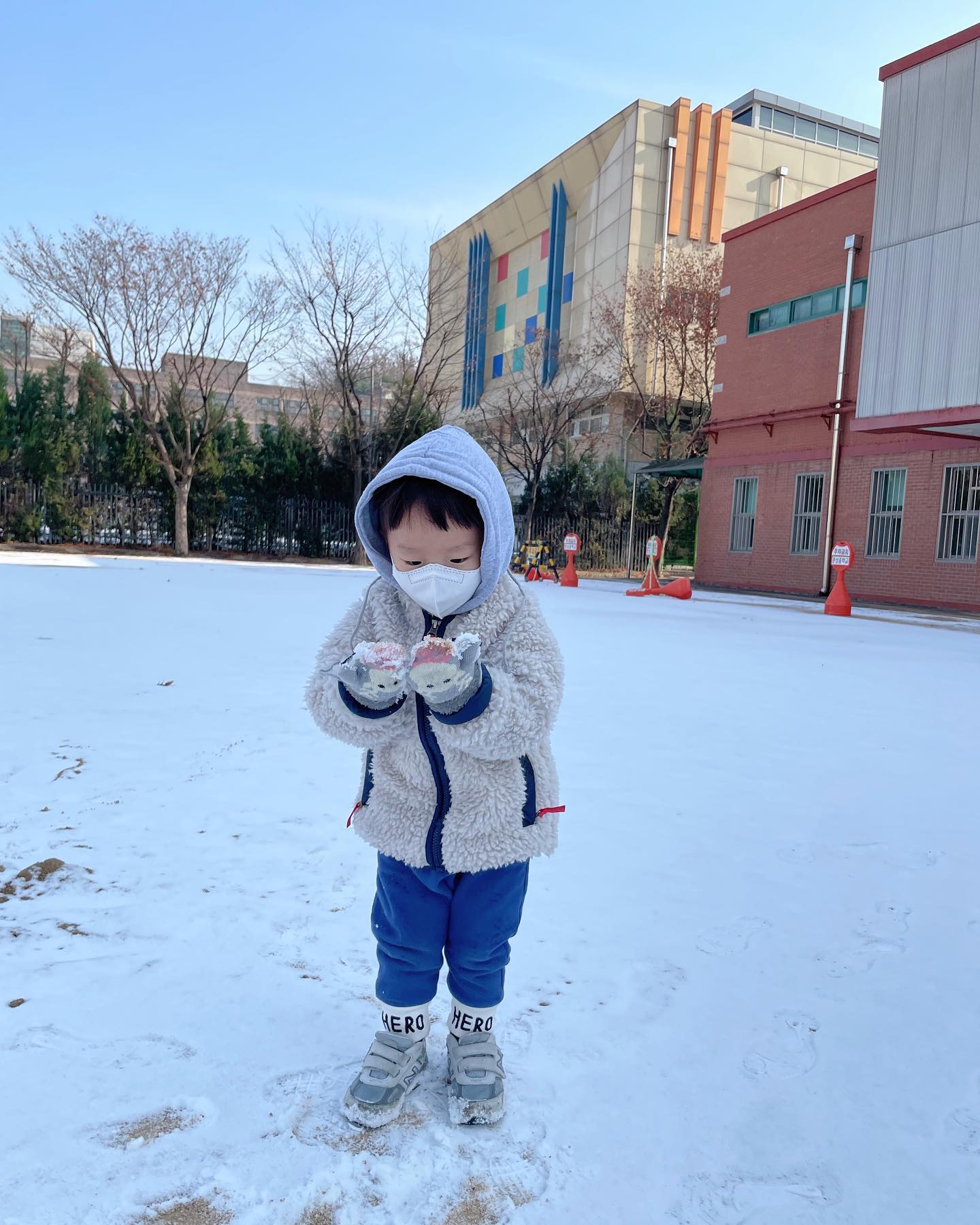 ☃️⛄️

서울 첫눈왓어요☃️

겨울이좋은이유 눈+붕어빵 ㅎㅎ

엄마의똥손 눈사람
이쁘다해줘서 고마워우래기

두시간가까이놀다가 또 집에안들어간다고🙉🙉

#눈사람
#첫눈